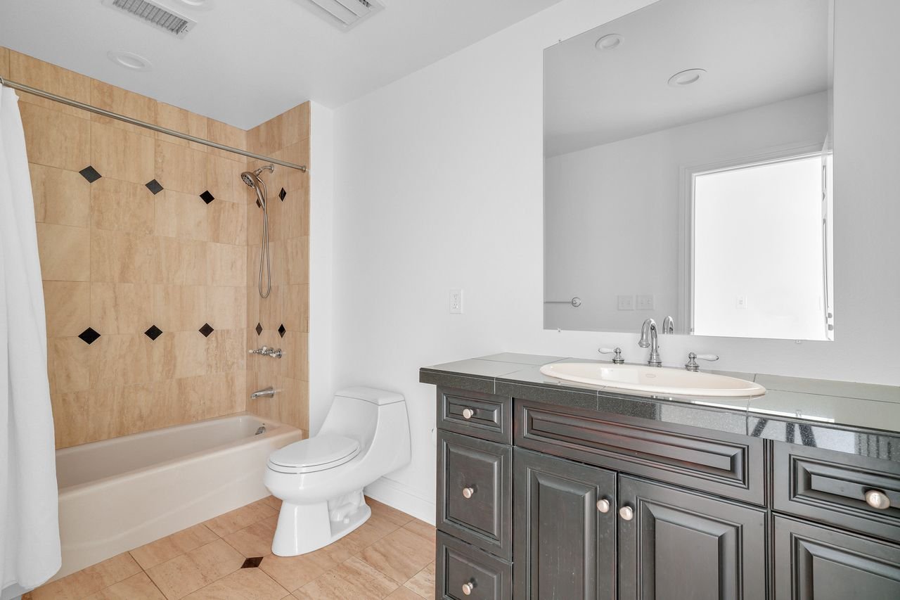 Upper hall bath.jpeg