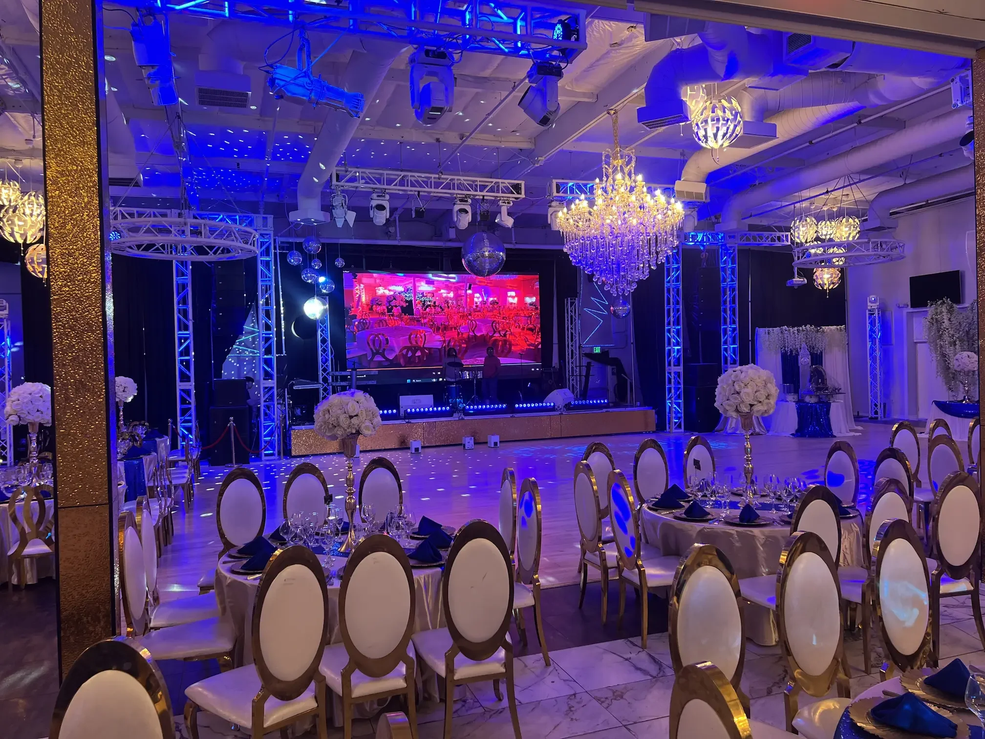qd-venue-grand-ballroom-wedding-reception-table-setting-blue-uplighting-westminster.webp
