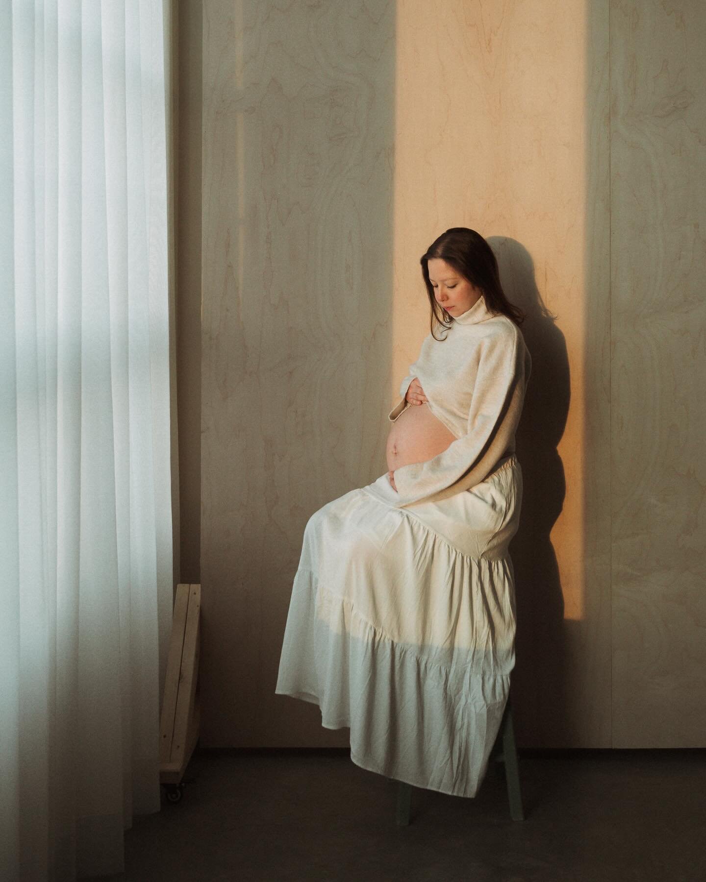 Stunning maternity photo using our wood backdrop and that evening light! ✨✨✨

Amazing work by @josephinephoto