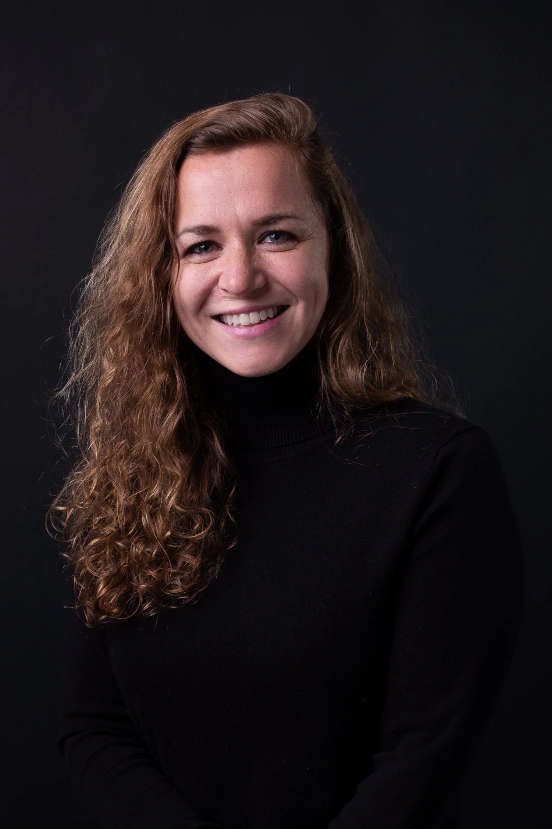 Headshot of Isis Soster, holistic life coach offering emotional wellbeing and personal growth coaching