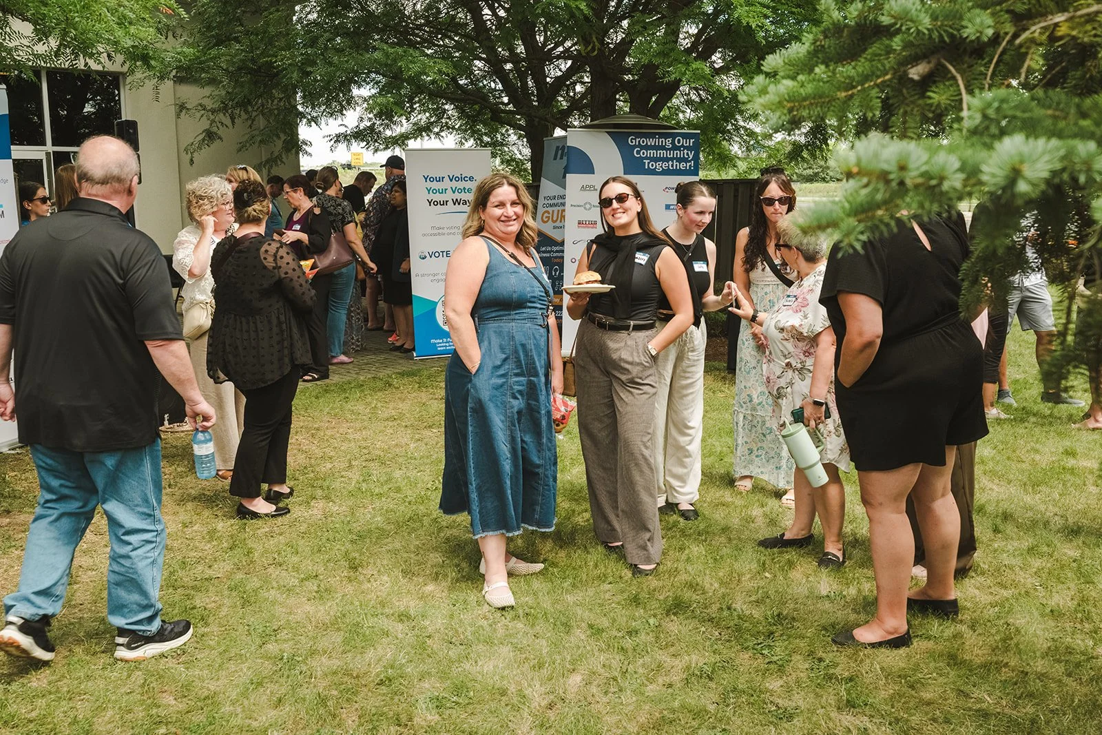 Good food, sunshine, and a great group of local businesses.

We had the pleasure of capturing the Cambridge Chamber of Commerce BBQ, highlighting the outdoor setting, the people, and the moments that brought everyone together.

Event coverage that le