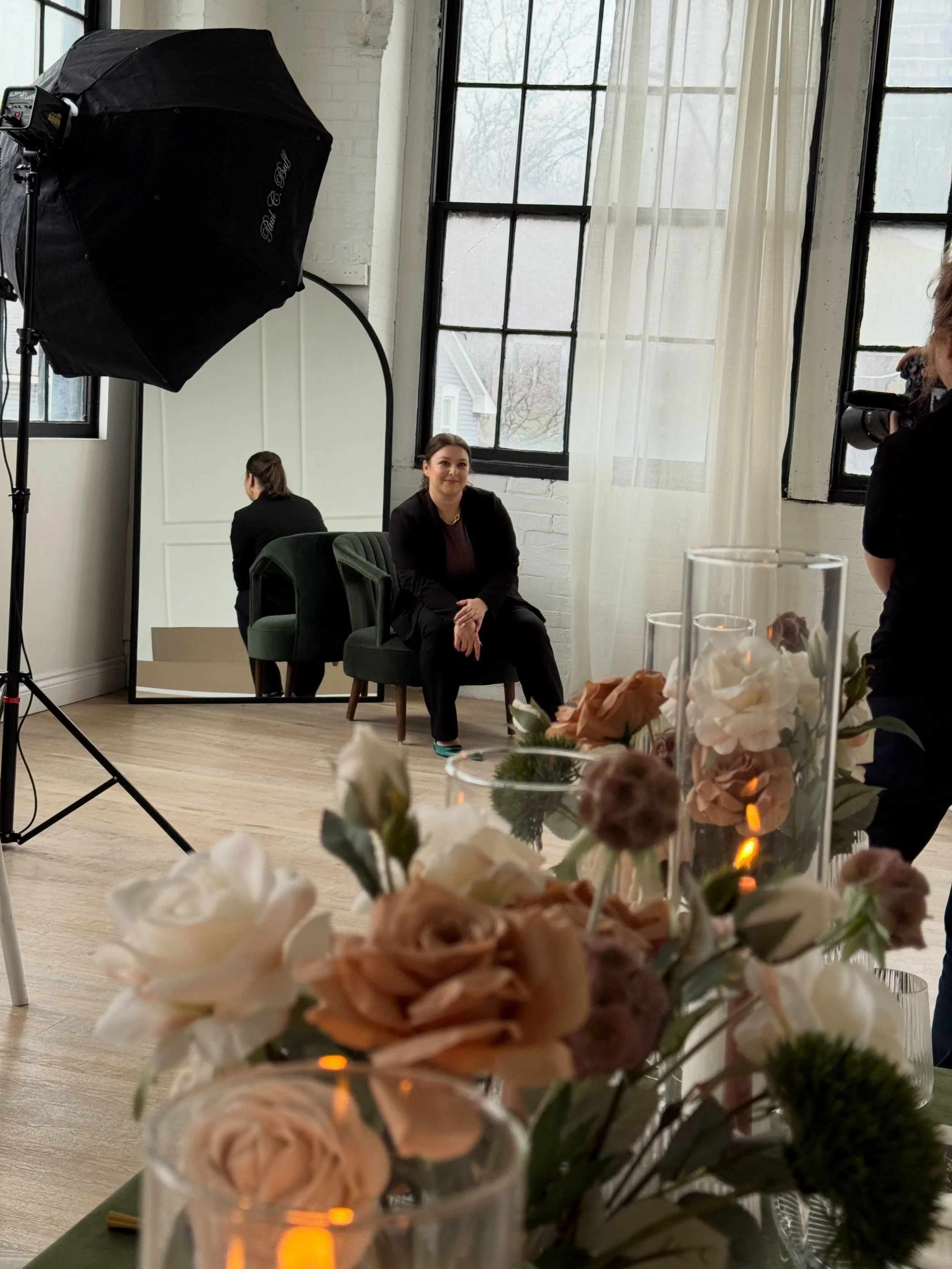 Behind the scenes with the incredibly talented @nicoleannaevents ✨

Nicole joined us for Studio Day to refresh her brand and step in front of the camera with confidence. Because your brand deserves photos that feel like you and show the person behind
