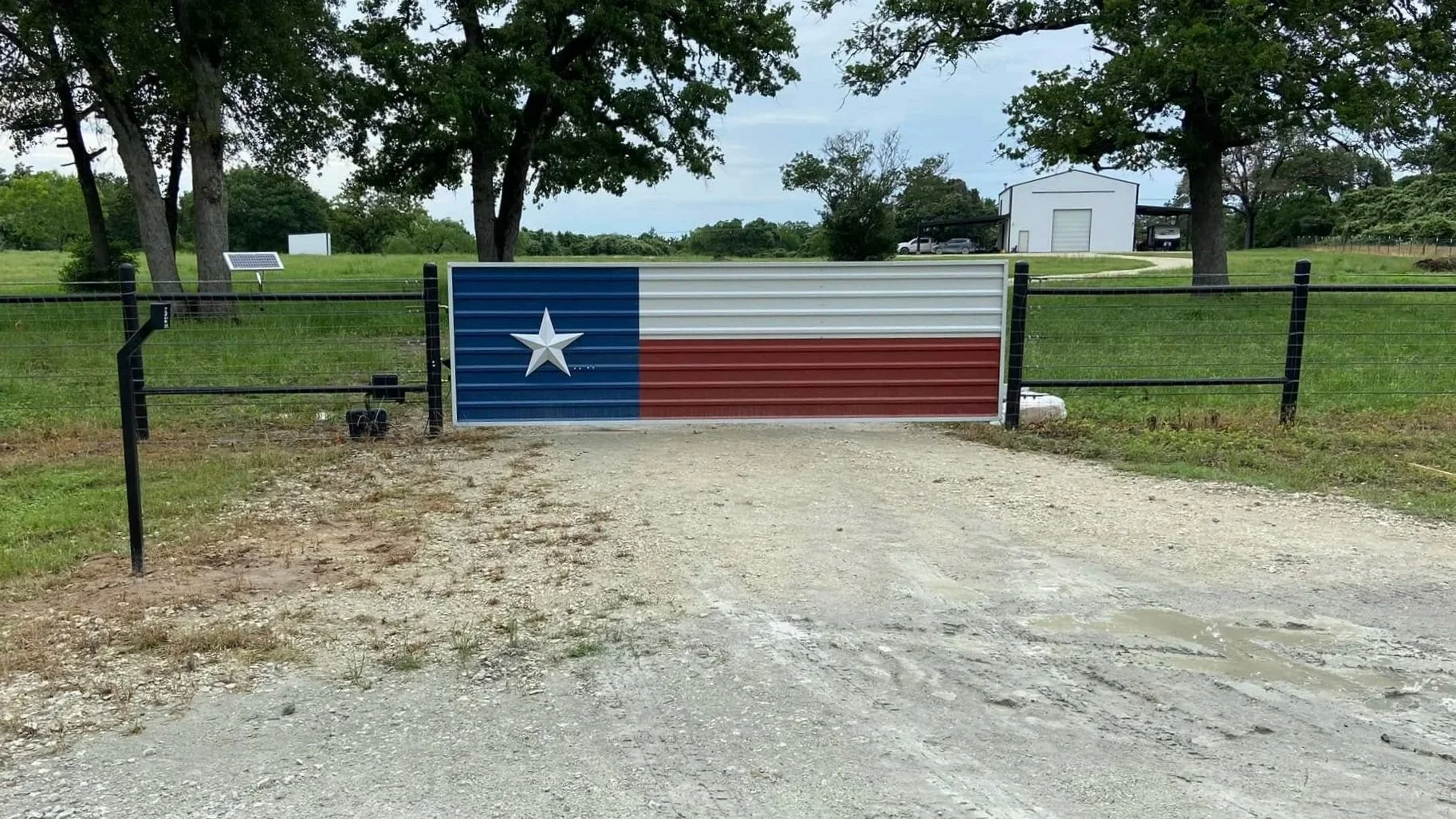 This Texas flag gate features a bold panel design paired with an automatic opener for added convenience. The setup delivers smooth operation while making a strong visual statement at the entrance. 