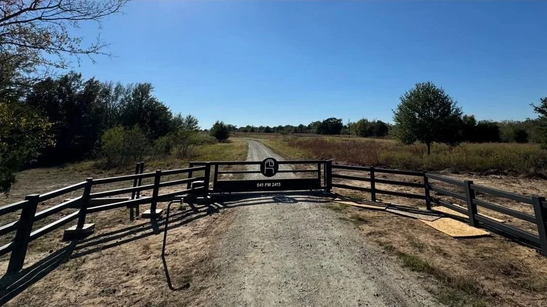 This modern square-tube entrance features an 18' sliding gate built for strength and everyday use. Designed for smooth operation, it provides durable, functional access. 