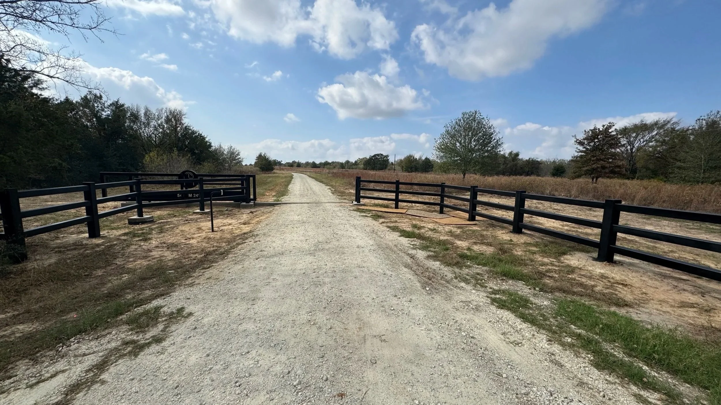 This modern square-tube entrance features an 18' sliding gate built for strength and everyday use. Designed for smooth operation, it provides durable, functional access. 