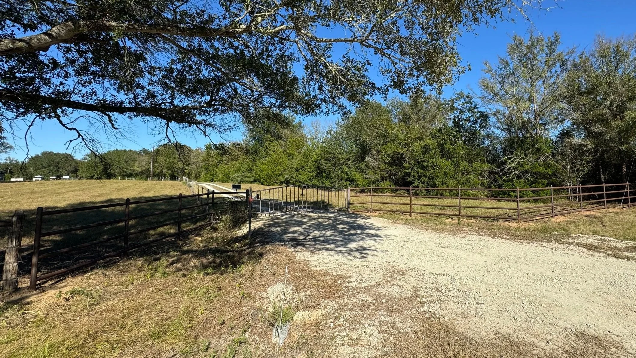 This 2 7/8" four-rail pipe entrance fence provides a durable, ranch-style entry with a clean, open design. Built for long-term strength, it offers reliable access while maintaining visibility. 