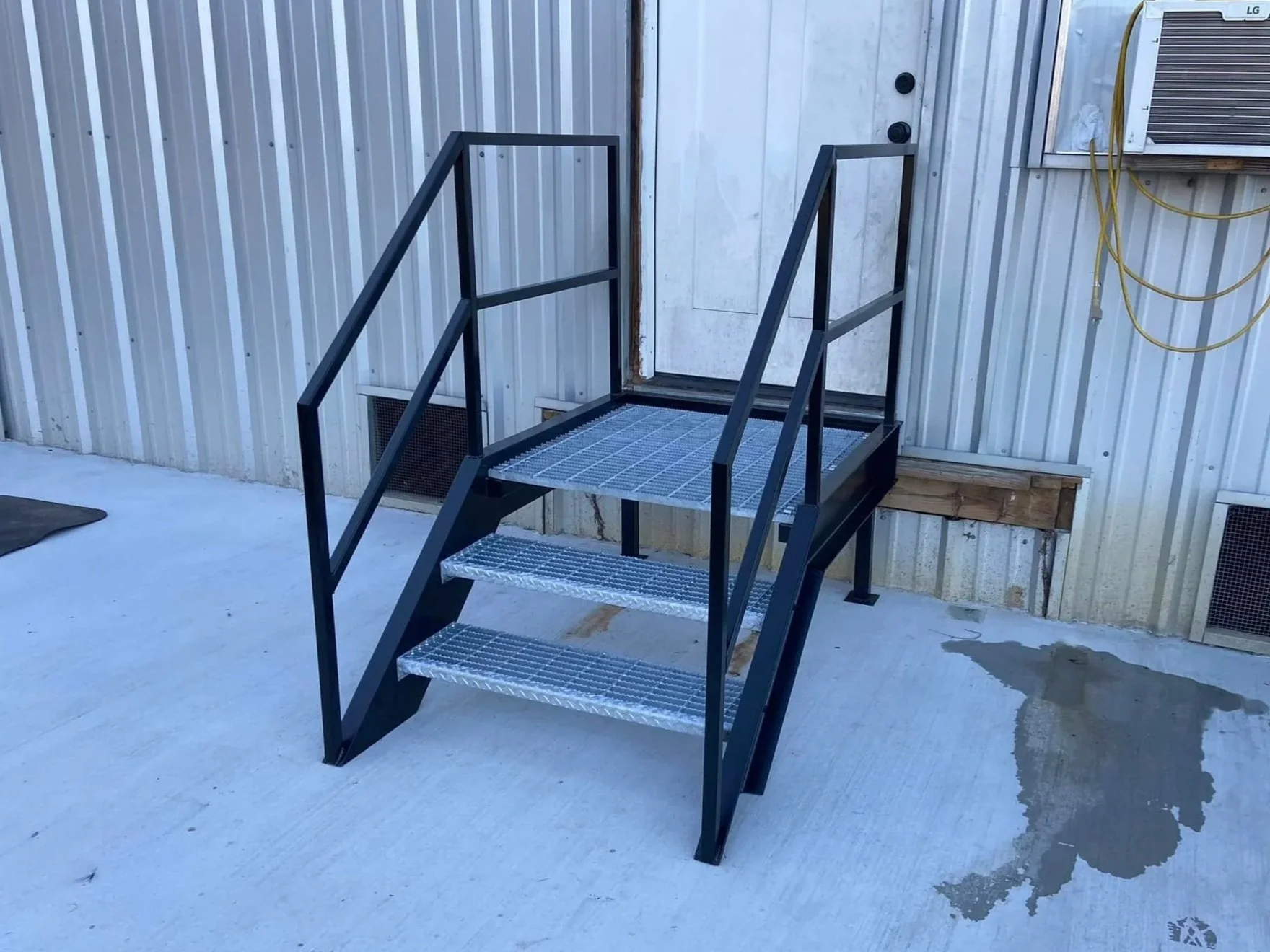 This platform staircase is designed for durability and everyday use. The solid layout offers reliable access in a clean, efficient footprint. 