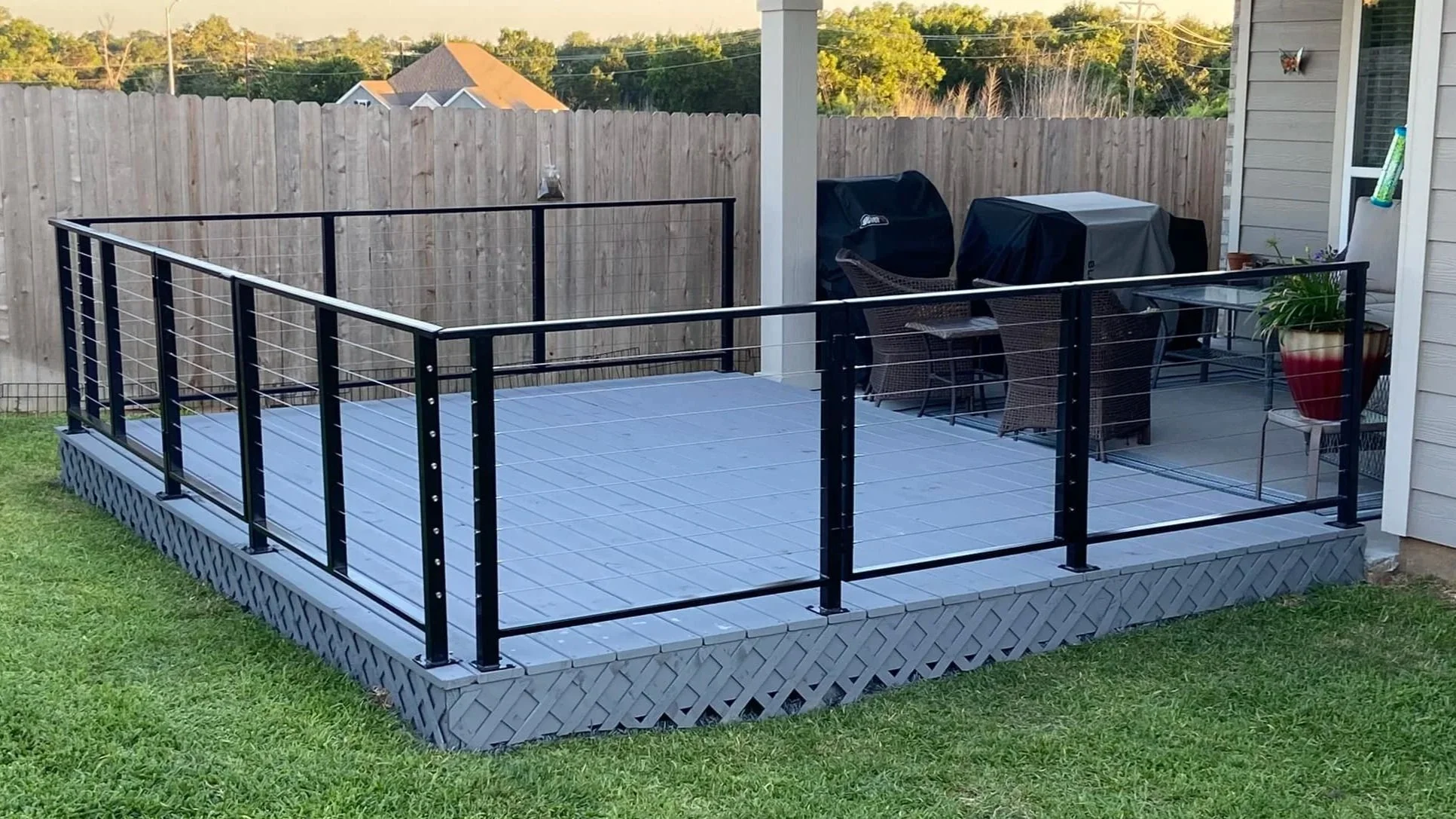 This deck cable railing combines sleek posts with horizontal cable infill for a modern outdoor finish. The open layout keeps the deck feeling spacious and unobstructed.