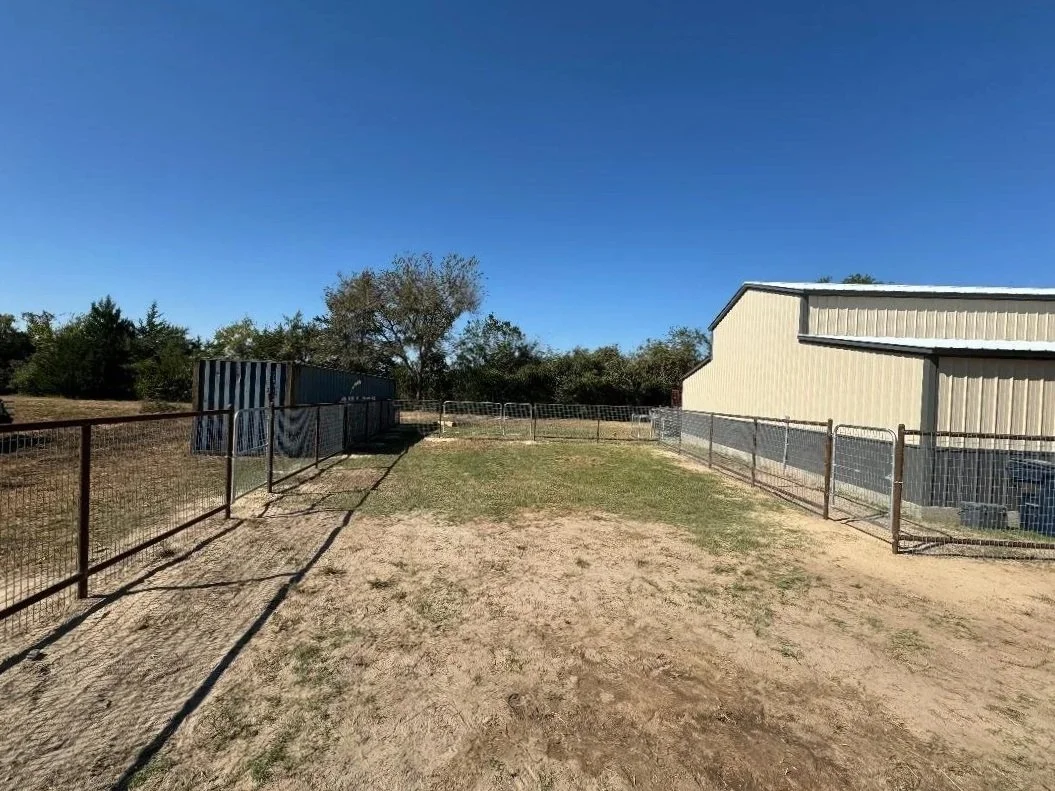 This horse trap offers a durable setup suited for everyday ranch use. The open design allows for easy access while maintaining control.