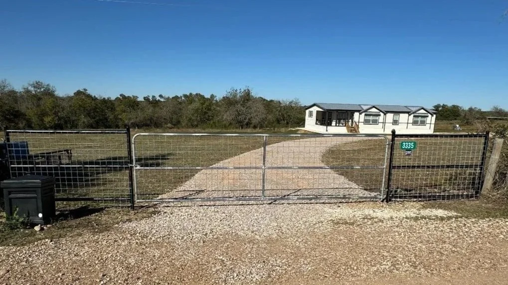 This 16' gate with dual 8' braces creates a straightforward, dependable entrance. The simple setup is ideal for daily access while maintaining a clean appearance. 