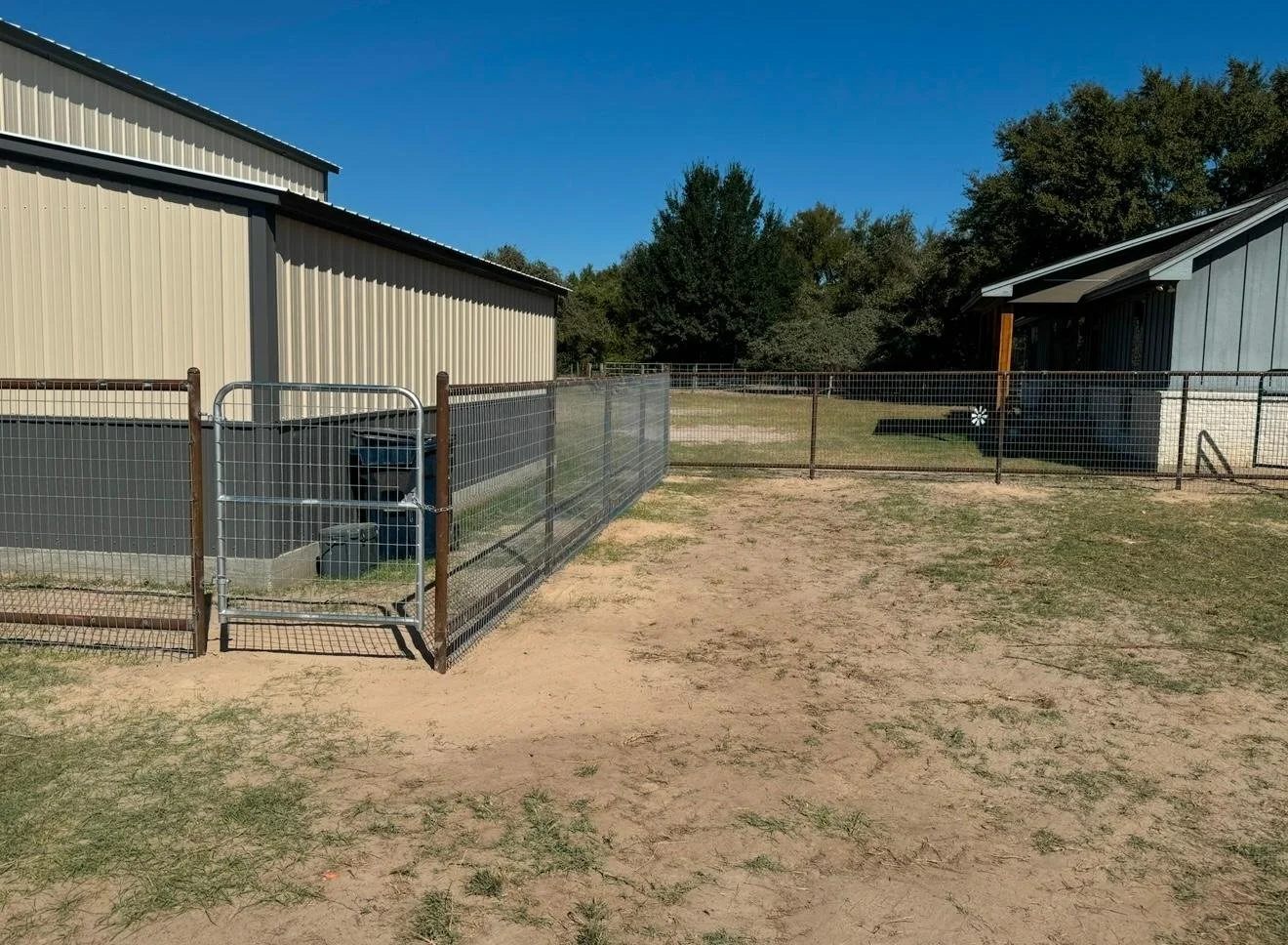 This horse trap offers a durable setup suited for everyday ranch use. The open design allows for easy access while maintaining control. 