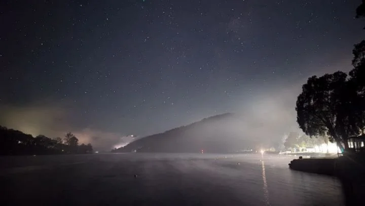 We stayed out late to try and catch the Aurora hitting the South of Australia.
No luck, but still got fantastic shots of the fog rolling in on the river and the Milky Way in the clear sky above Torrens!
Can you see the Earth's rotation in the time la