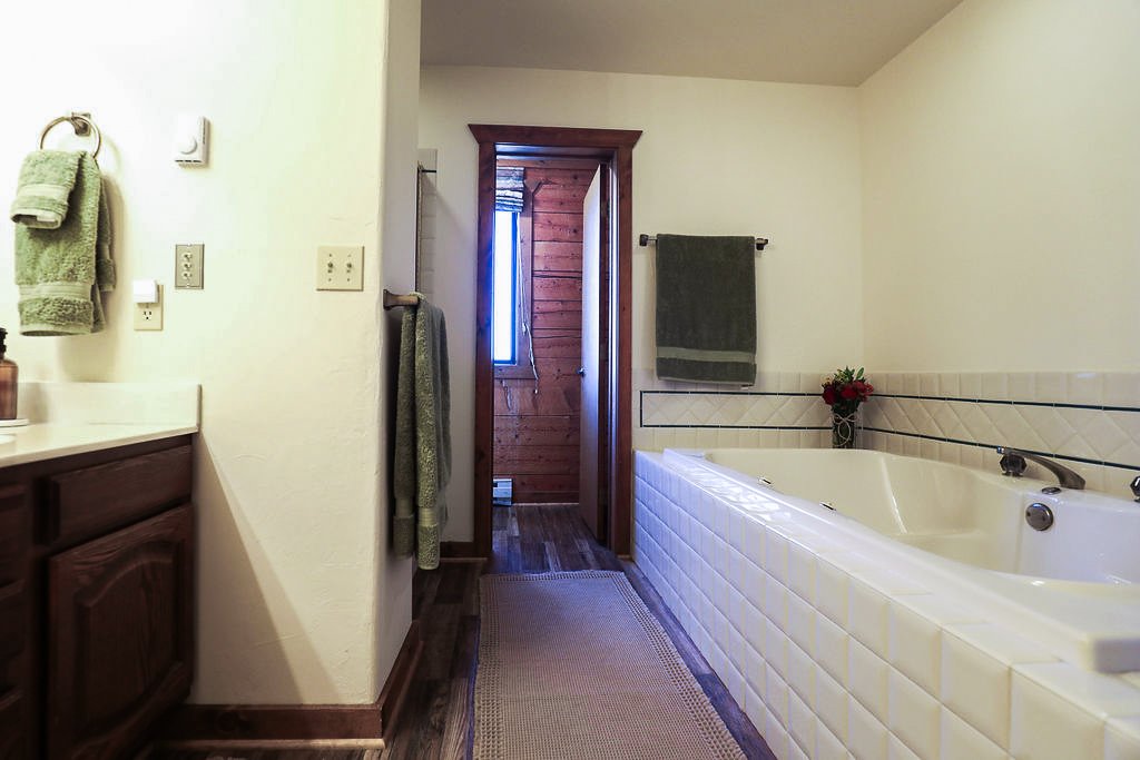 the-lodge-gunnison-co-primary-bathroom.jpg