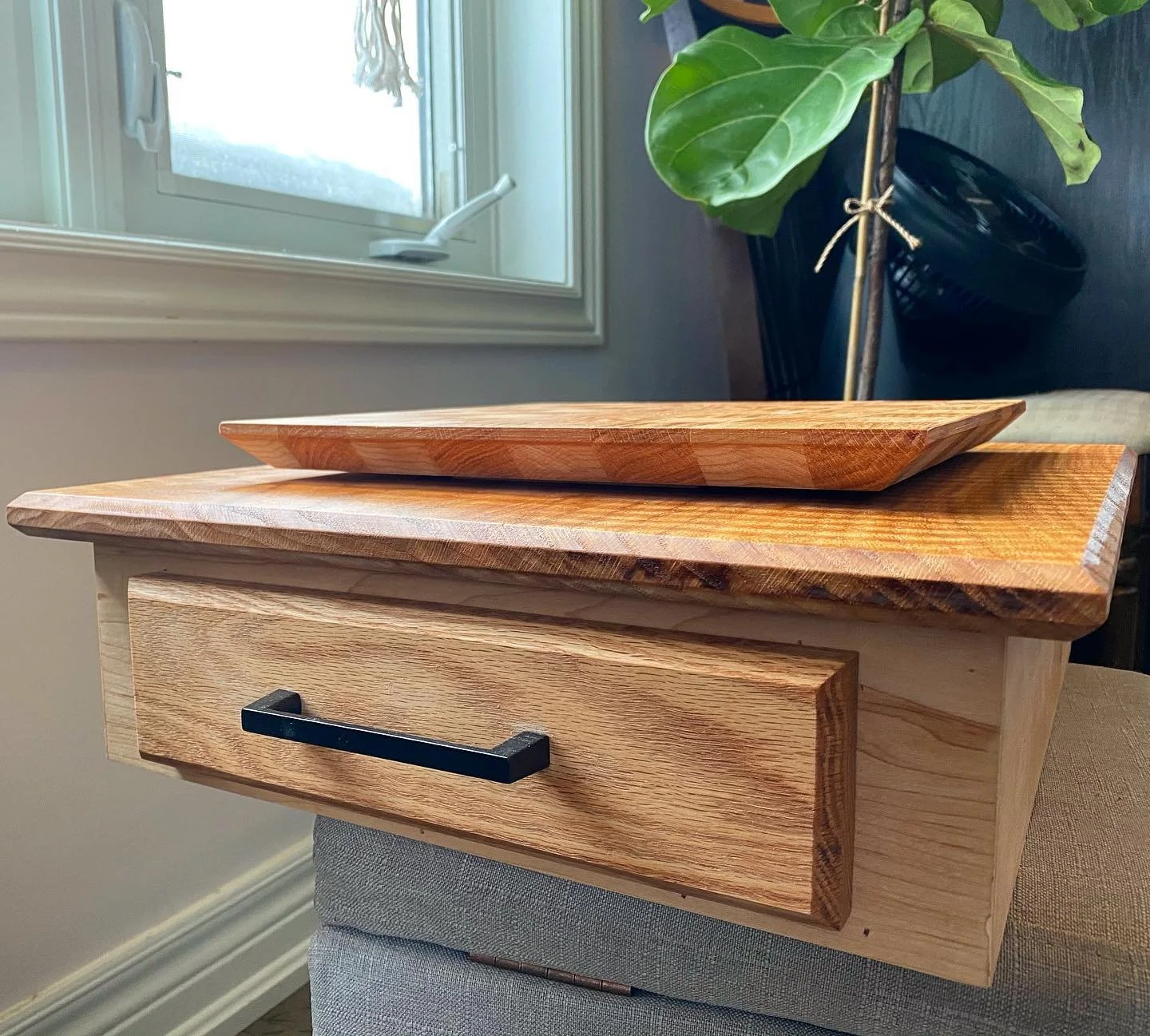 Another piece gifted for Christmas. This lovely maple and red oak &ldquo;floated&rdquo; chess board with drawers. Hoping @johnabraybrook gets some great use out of it. ☺️♟

Swipe for a close-up of the wood grain. 😍