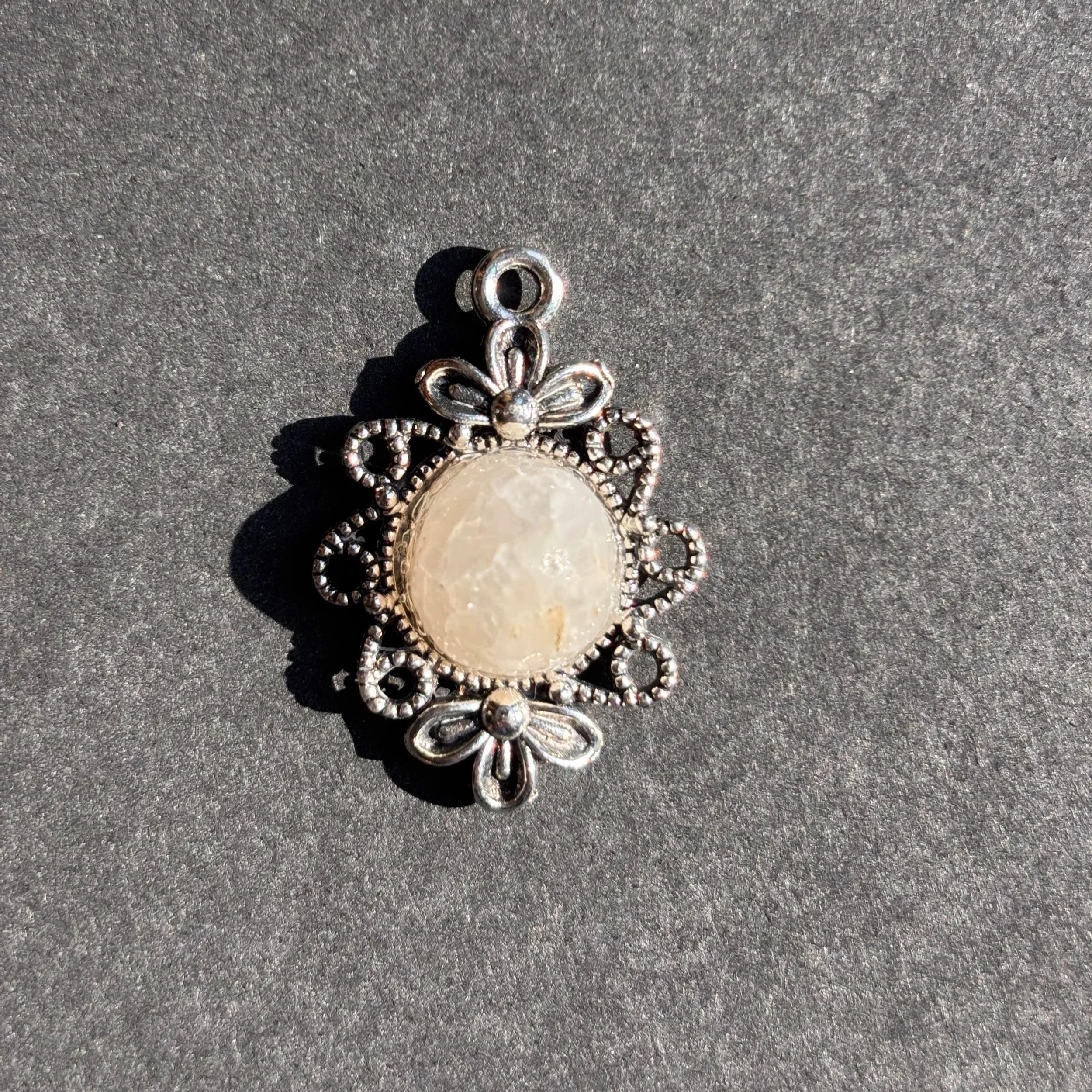 Nelsons Ledges Quartz & Floral Silver Pendant Necklace