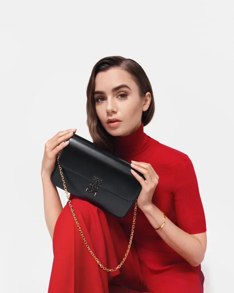 CRL1002305-Cartier-Lily-Collins-Double-C-de-Cartier-digital-visual-1-de-2-819x1024.jpg.webp