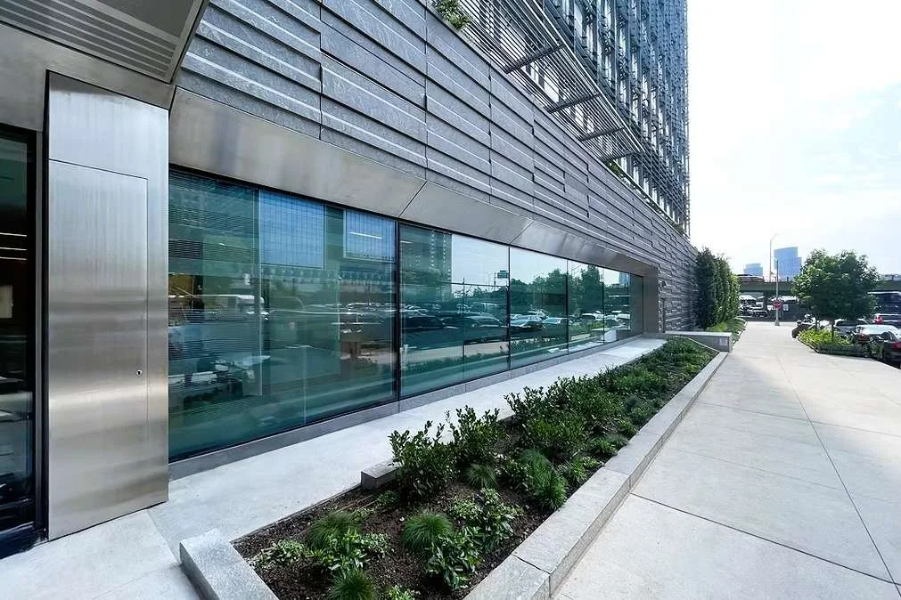 Flood-resistant window system integrated into commercial building façade