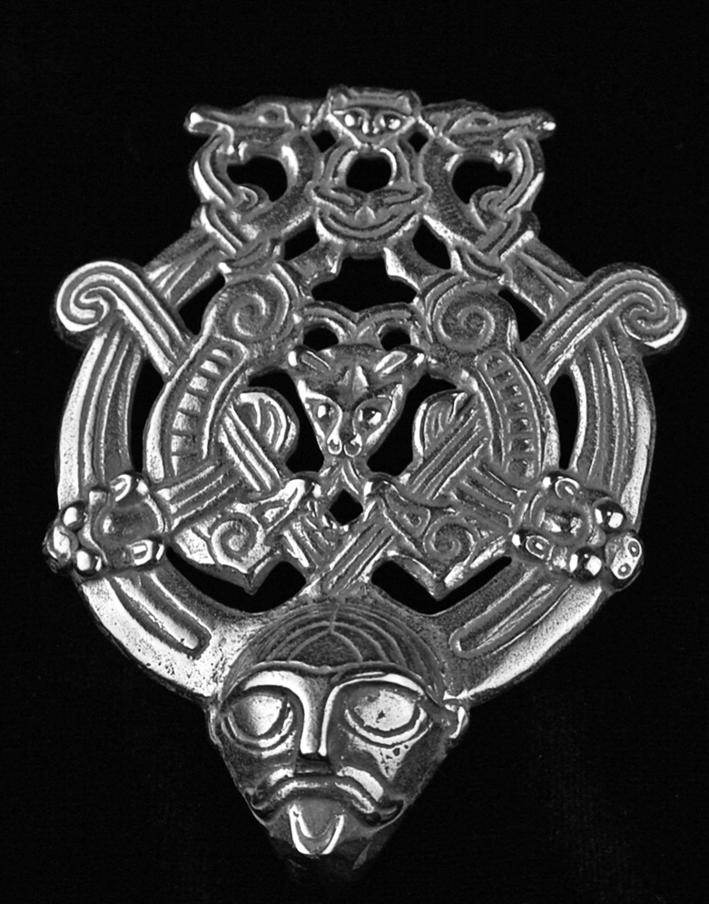 Aplique de bronce dorado del siglo IX representando a Óðinn y sus cuervos, conservado en el Museo de Historia Cultural de Oslo, análisis en ÓÐR.