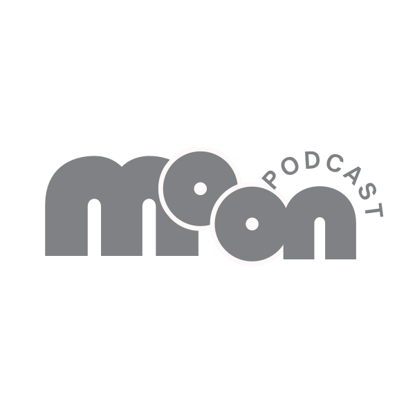 Logo with the word 'mom' and two vinyl records replacing the 'o's, with 'podcast' curved around the records.