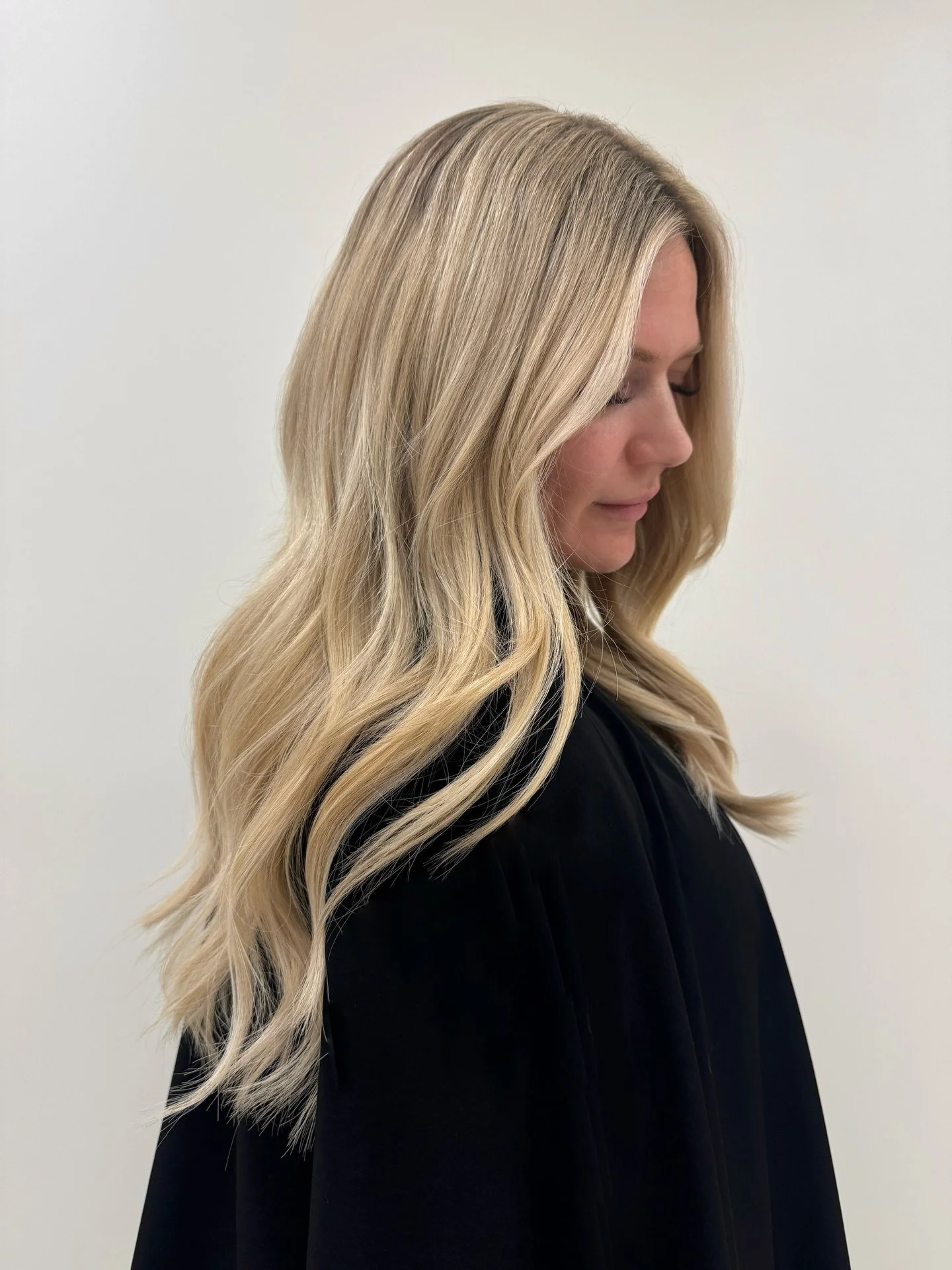 A soft blonde &amp; seamless blend 🦢

Start your hair transformation &amp; book your extension or color consultation through the link in my bio
