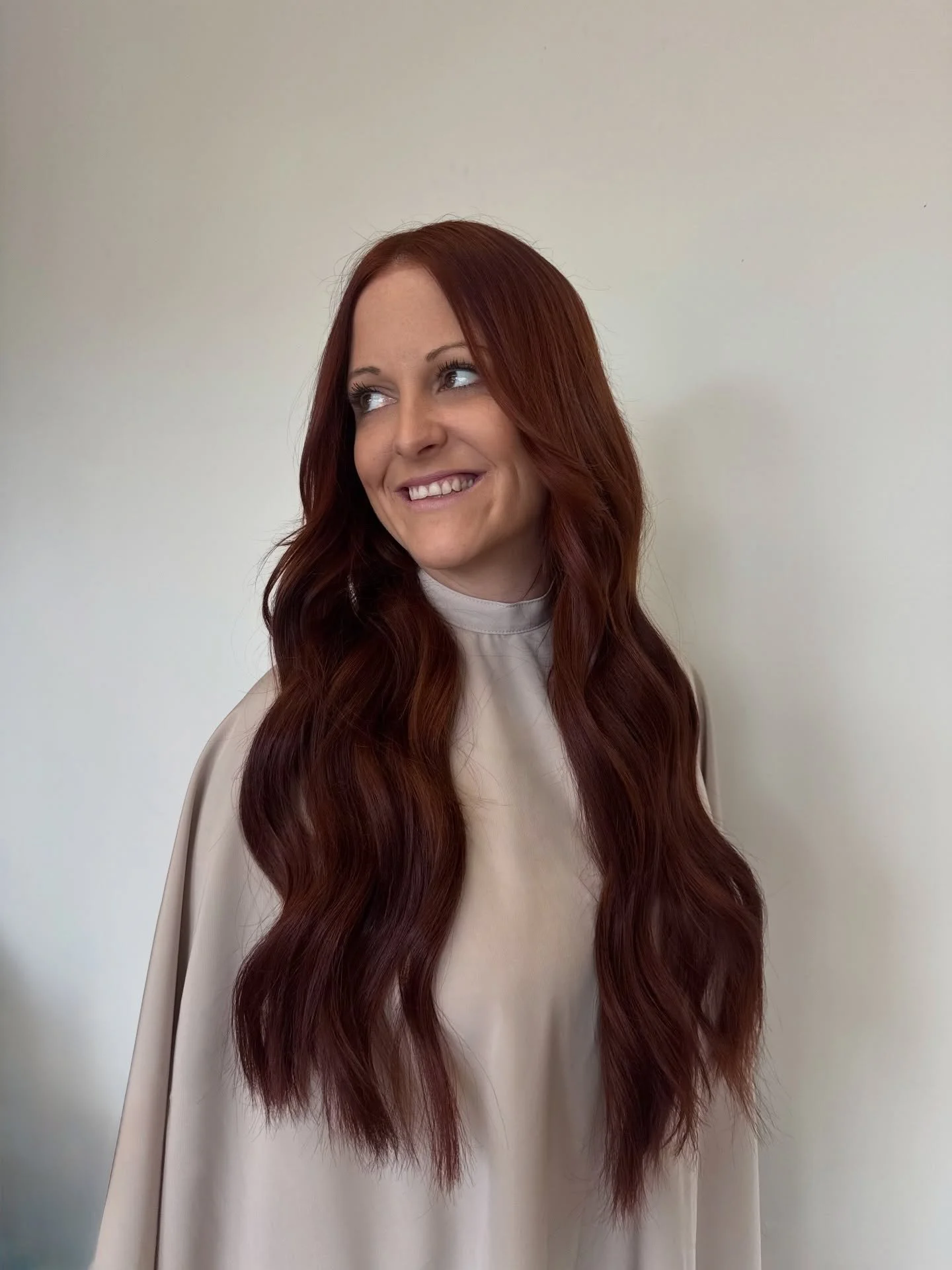 22 inches of custom-colored perfection 

These @bellamihair extensions were individually toned and blended to complement her base for a seamless, deep copper with added length and fullness.

Looking to add to your locks? Call or message to schedule y