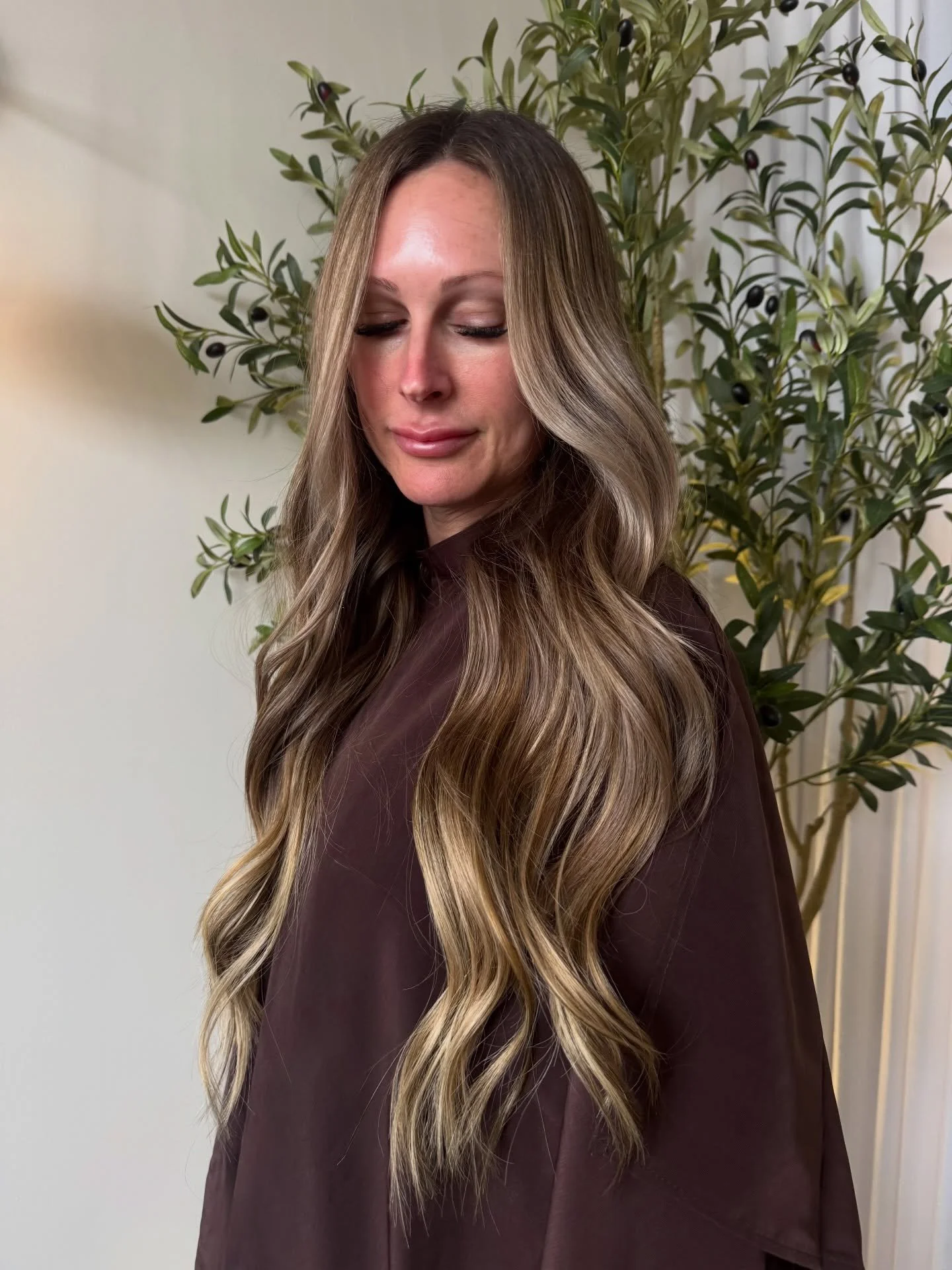 Going darker doesn&rsquo;t always have to mean dramatic.
Sometimes less is more and it&rsquo;s about leaning into a tone that feels more like you 🤎

To create this look: a lived-in foiling session paired with two packs of Bellami 22&rdquo; tape-in e