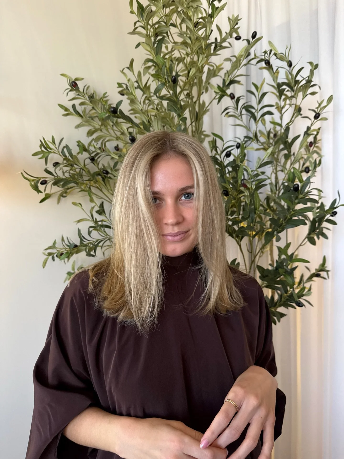 A lived-in, bright blonde that catches every angle just right. Dimensional, effortless, and made to grow with you 🌞