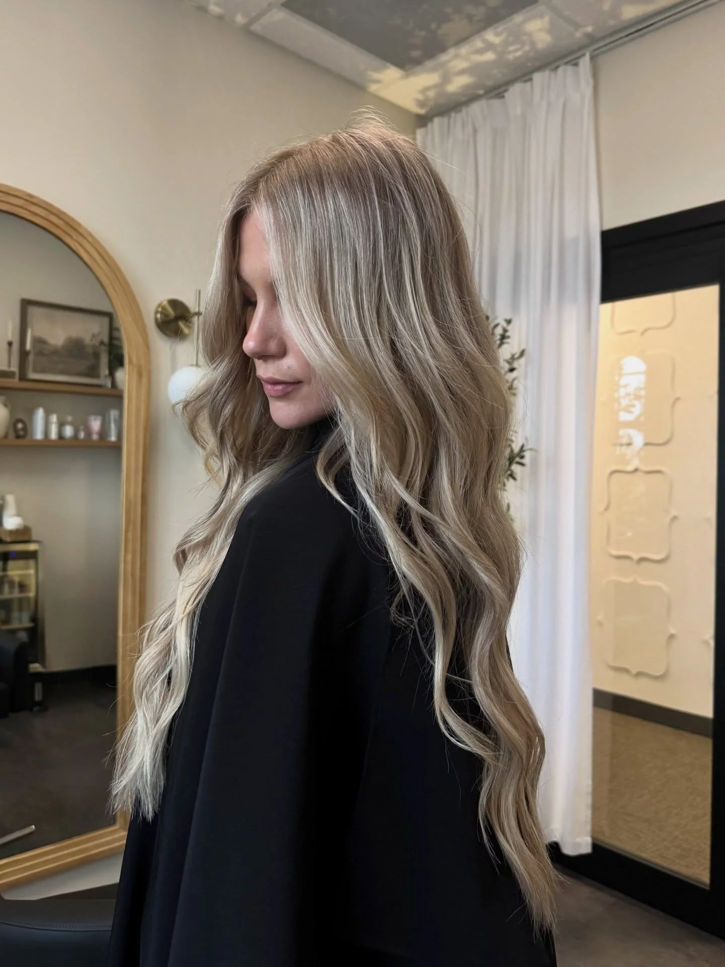 Sometimes all a girl really needs is a full head of foils and a fresh set of K-tips 🦢✨

If you&rsquo;ve been craving added volume and length, reserve your spot for a hair extension consultation through the link in my bio 🤍
