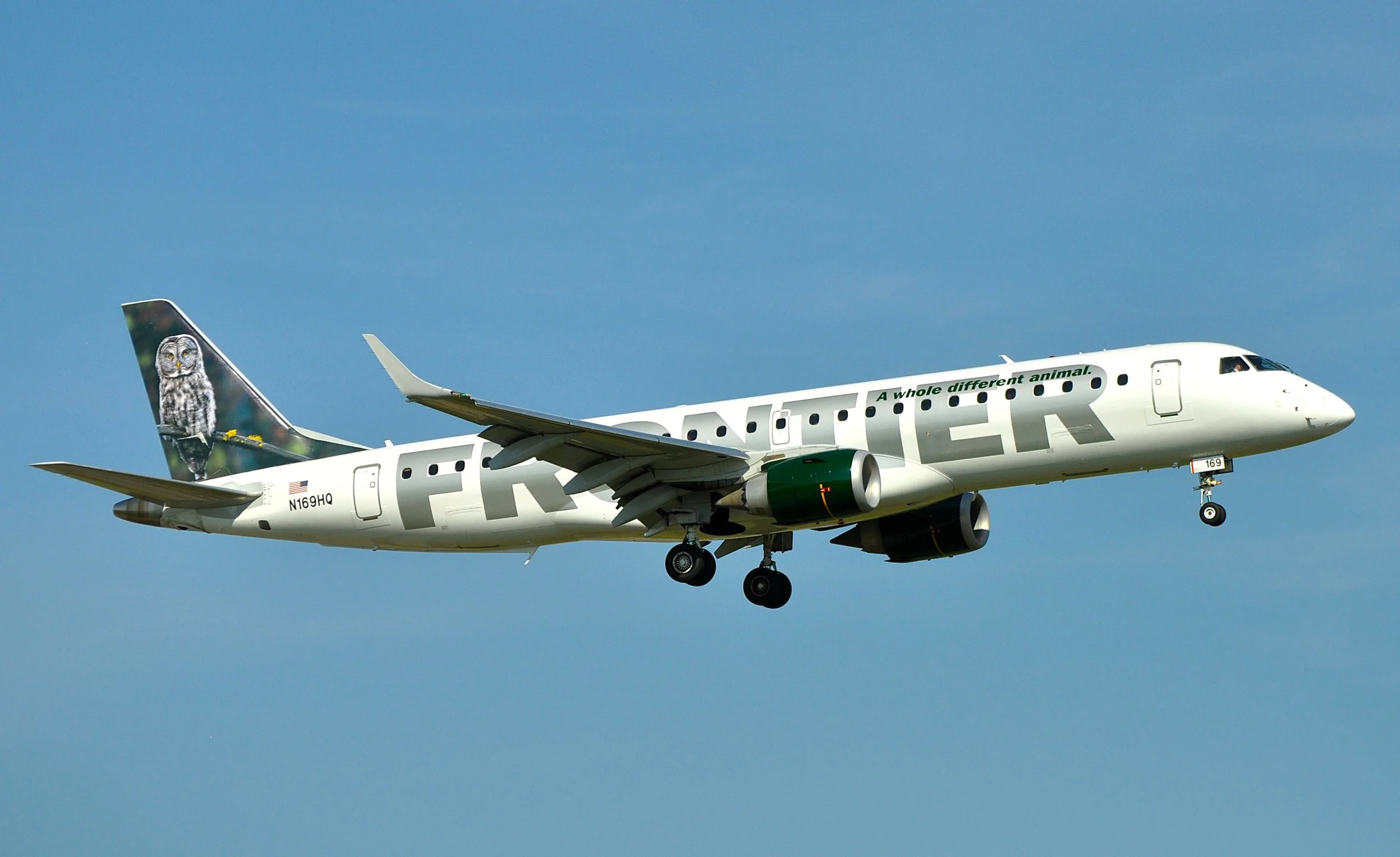 N169HQ EMB190 OWL MILWAUKEE