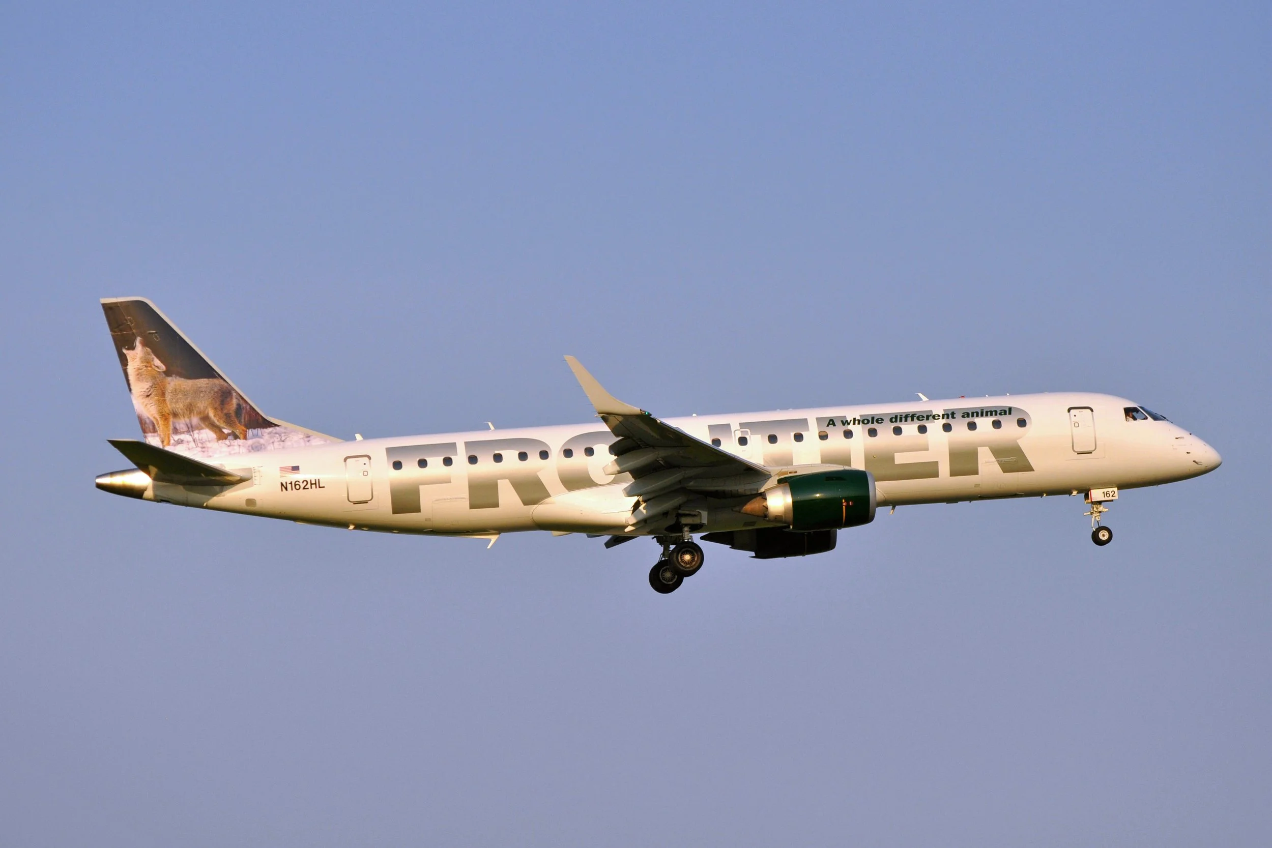 N162HL EMB 190 WOLF MKE