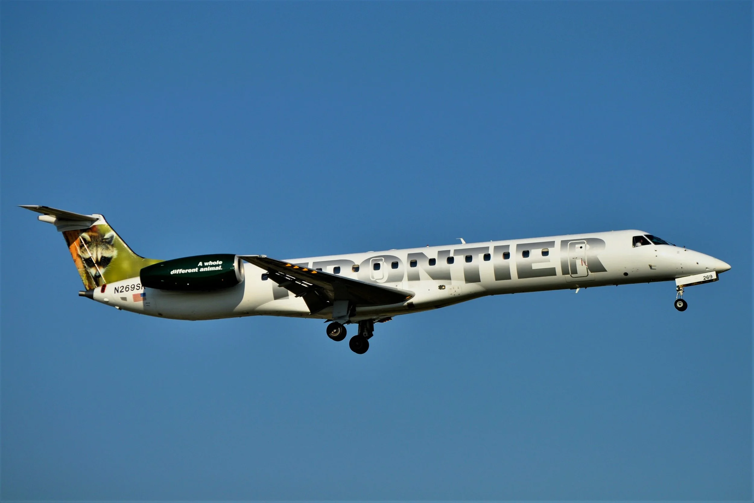 N269SK EMB145 RACOON MKE