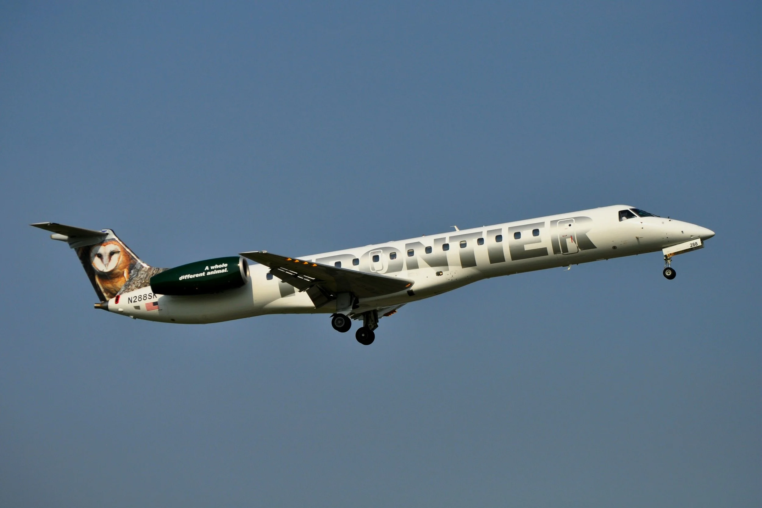 N289SK EMB145 BARN OWL MKE