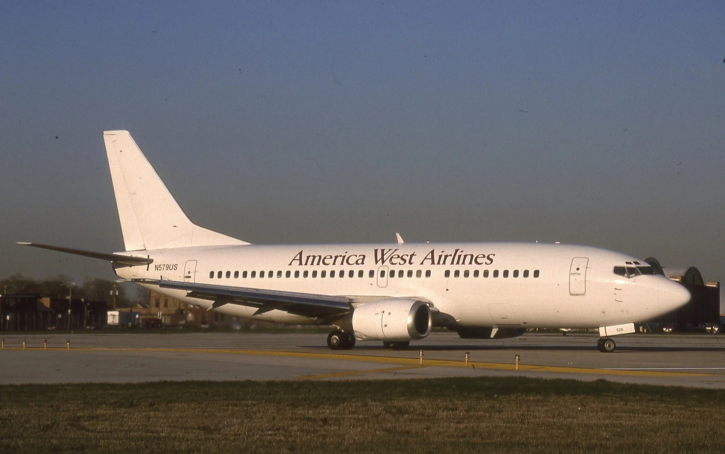 N579US AMERICA WEST AIRLINES B-737 WHITE COLORS MDW