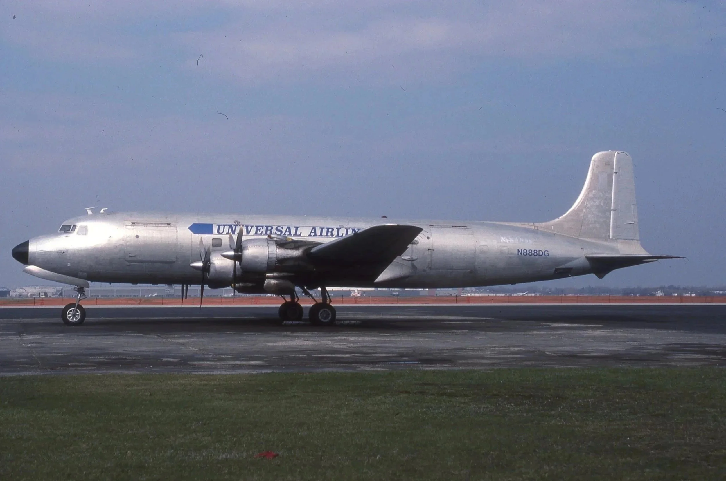 N888DG DC-6 UNIVERSAL AIRLINES YIP