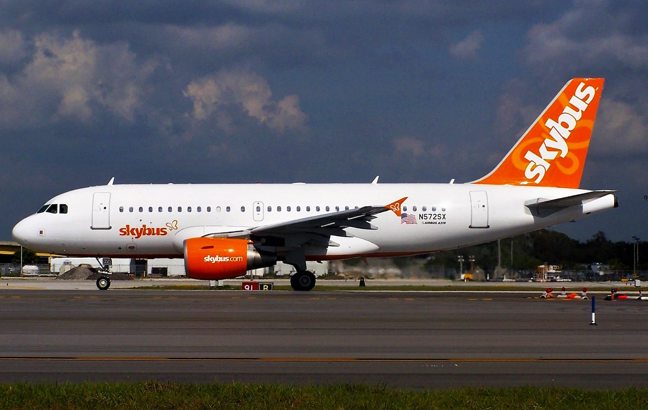 N572SX A320 SKYBUS FLL
