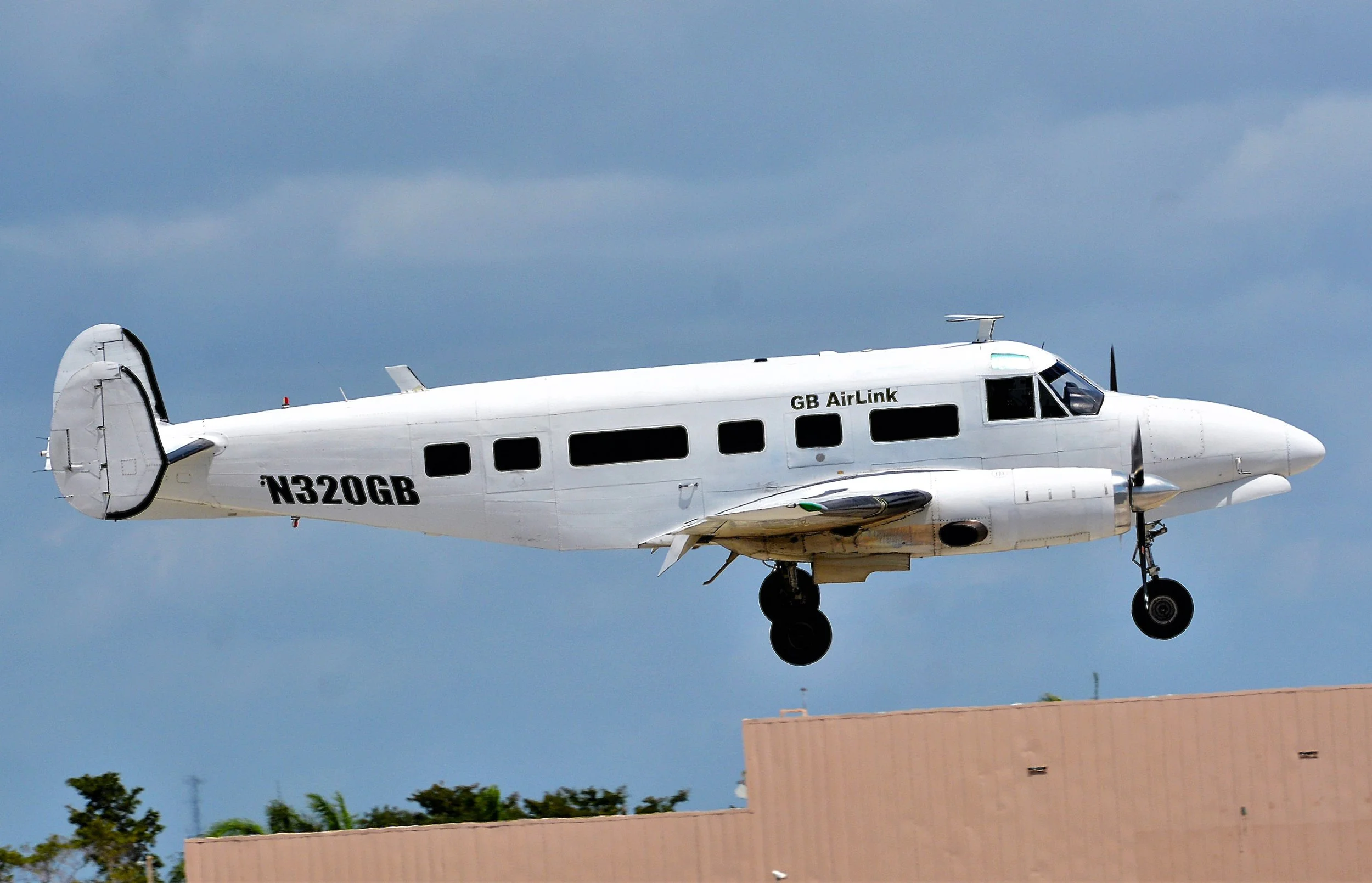 N320GB GB AIRFREIGHT TUBRO BEECH 18 FLL