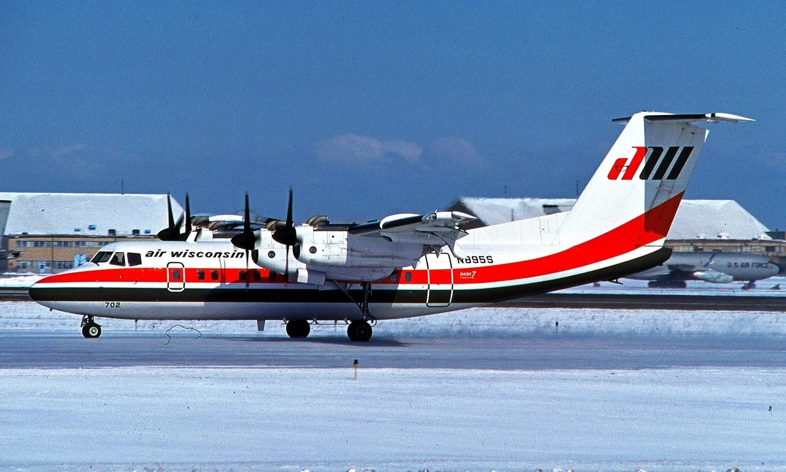 N895S AIR WISCONSIN DASH 8 ORD