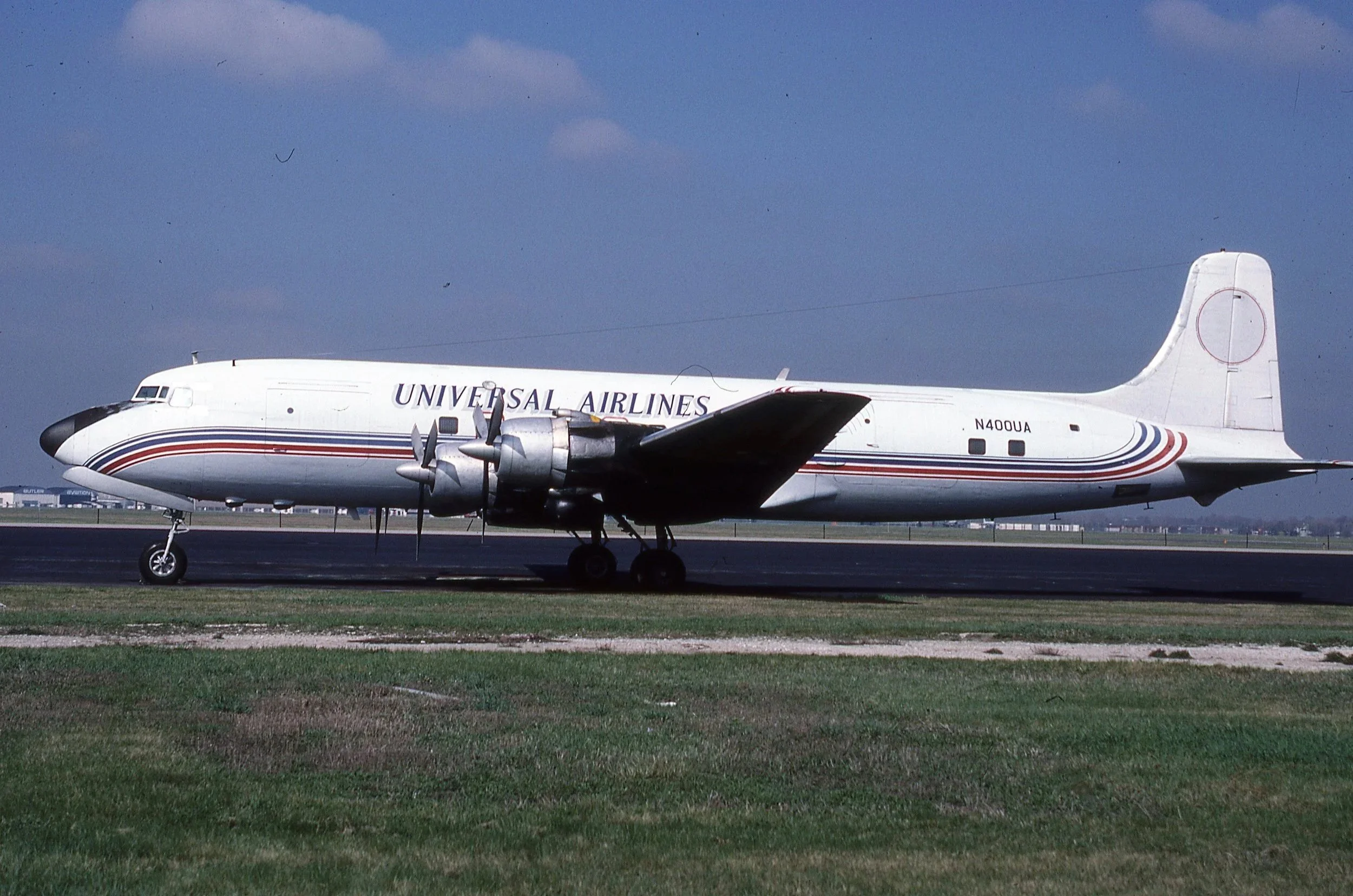 N400UA DC-6 UNIVERSAL AIRLINES DTW