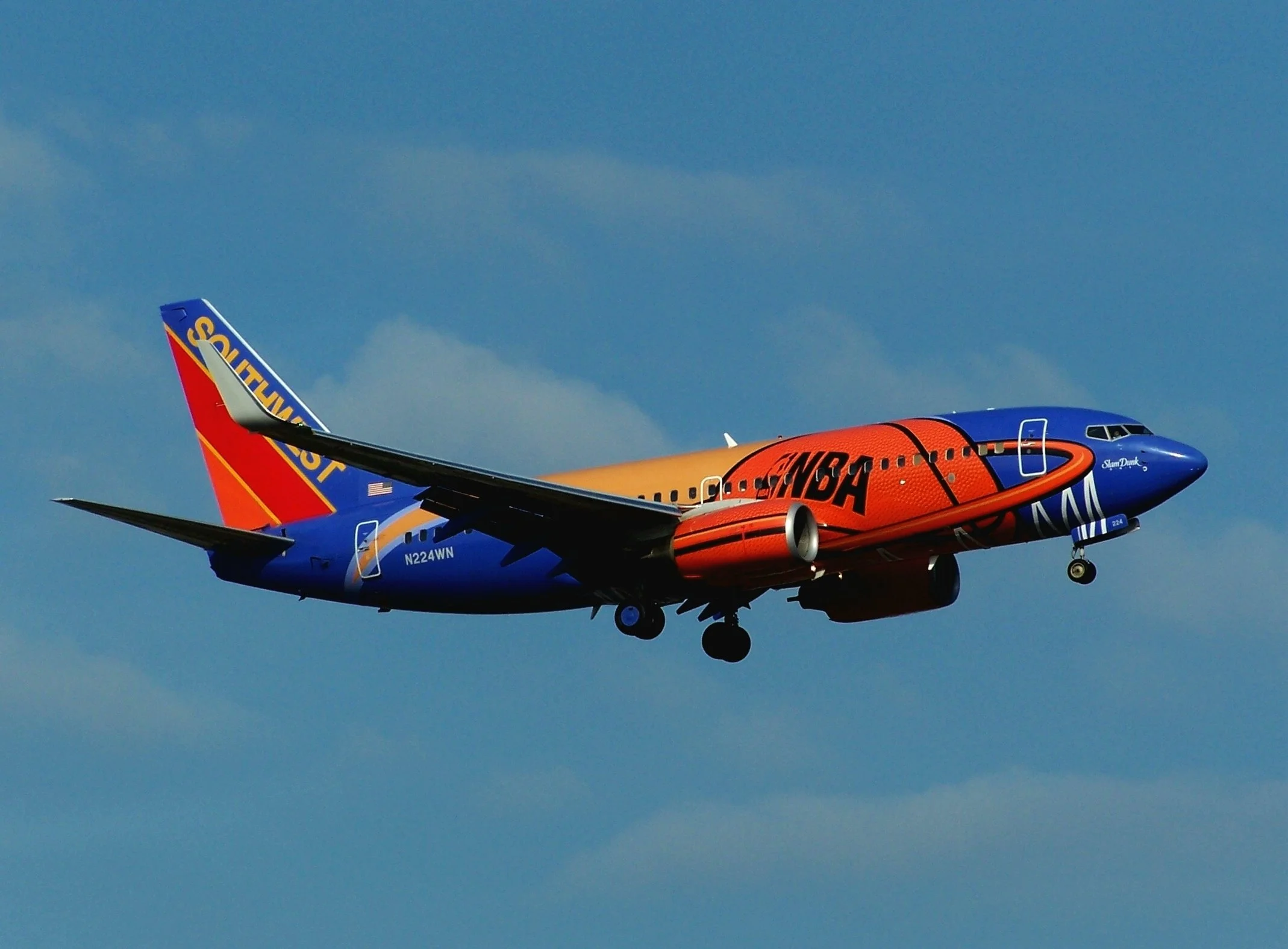 N224QN SOUTHWEST B.737 NBA COLORS MDW