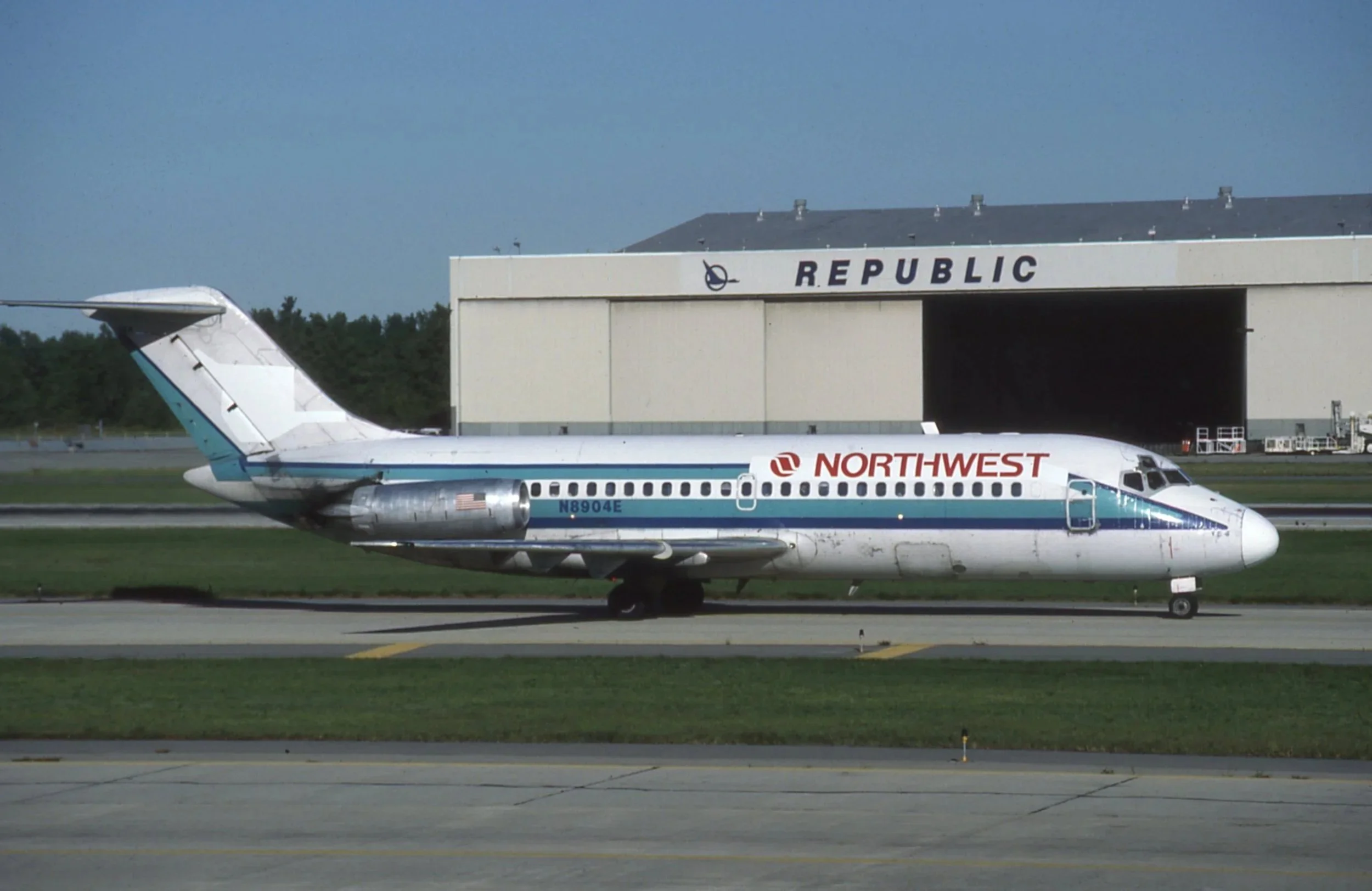 N8904E DC-9 NORTHWEST MERGER DTW