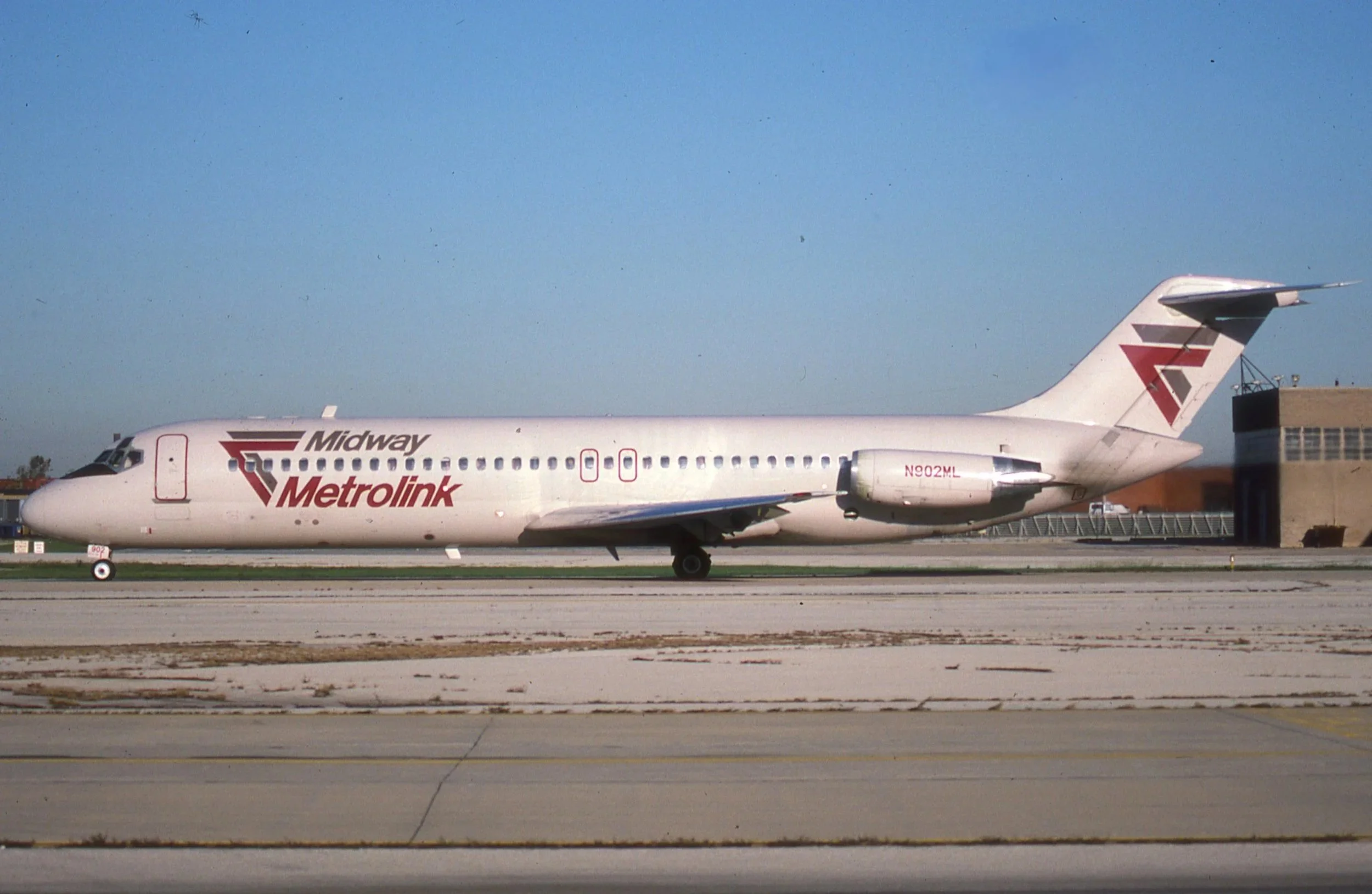 N902ML MIDWAY METROLINK DC-9 MDW 22R