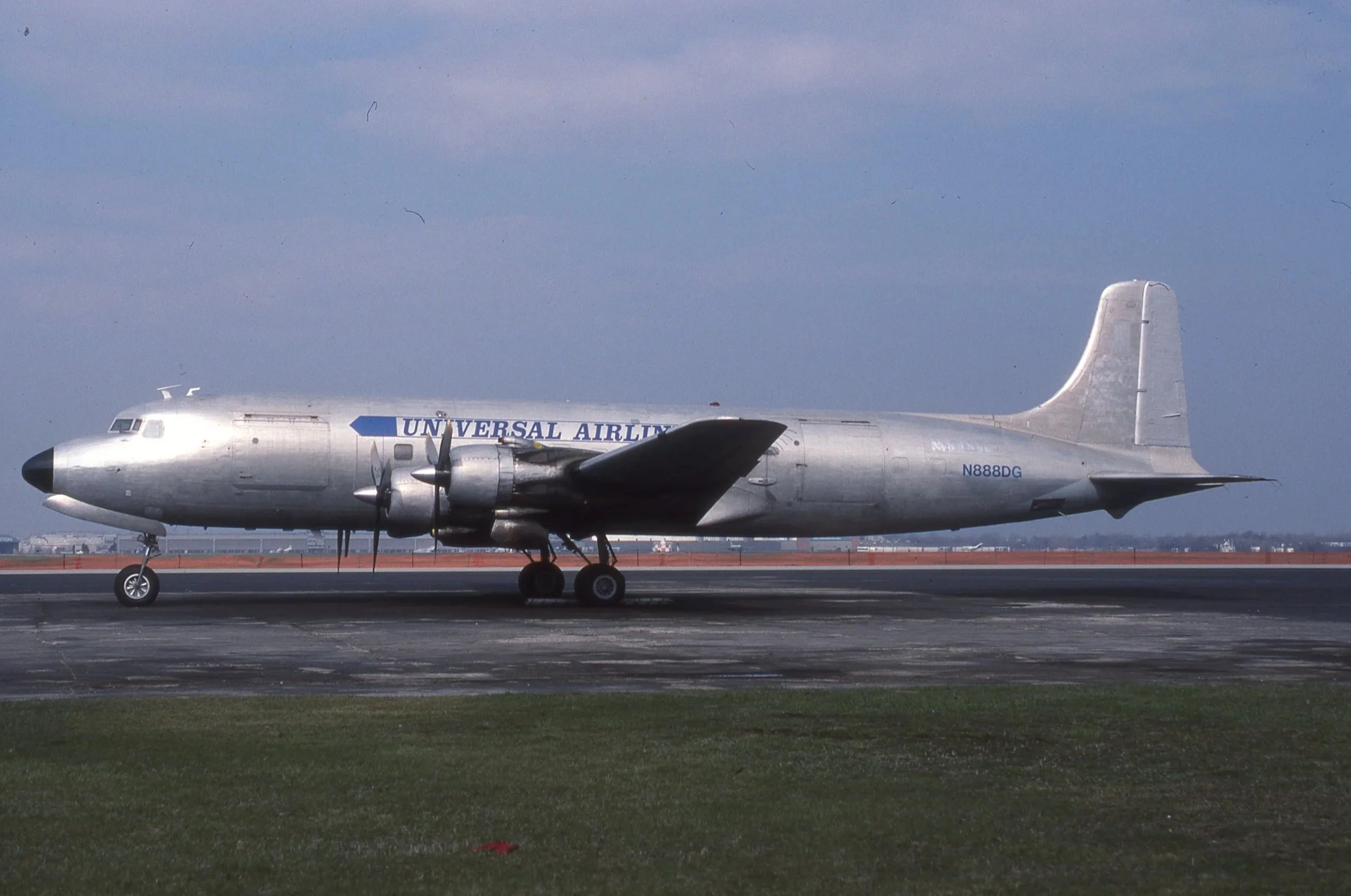 N888DG DC-6 UNIVERSAL AIRLINES YIP