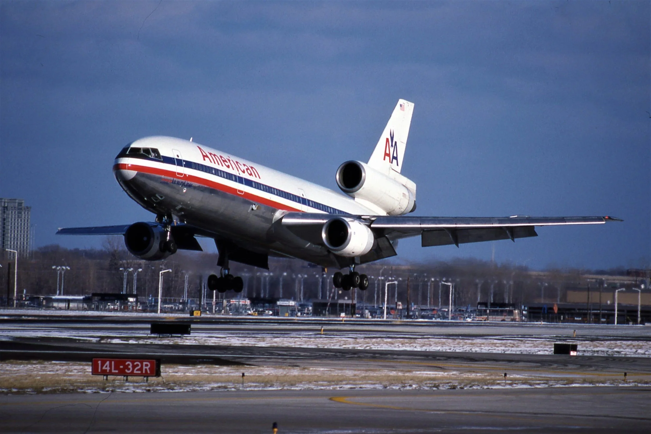 AMERICAN DC-10-10 WHITE LANDING ORD 27L