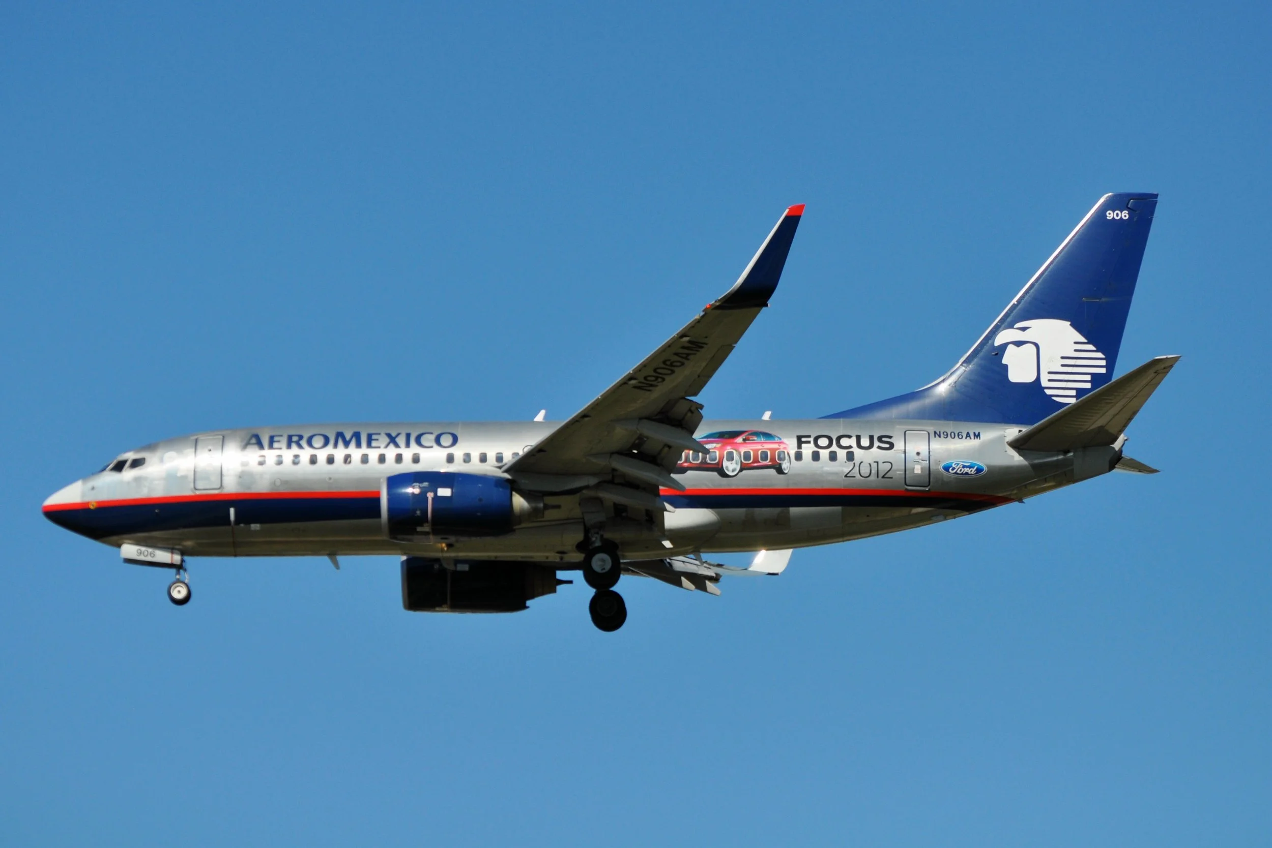 N906AM B737 AEROMEXICO FORD FOCUS ORD 27L
