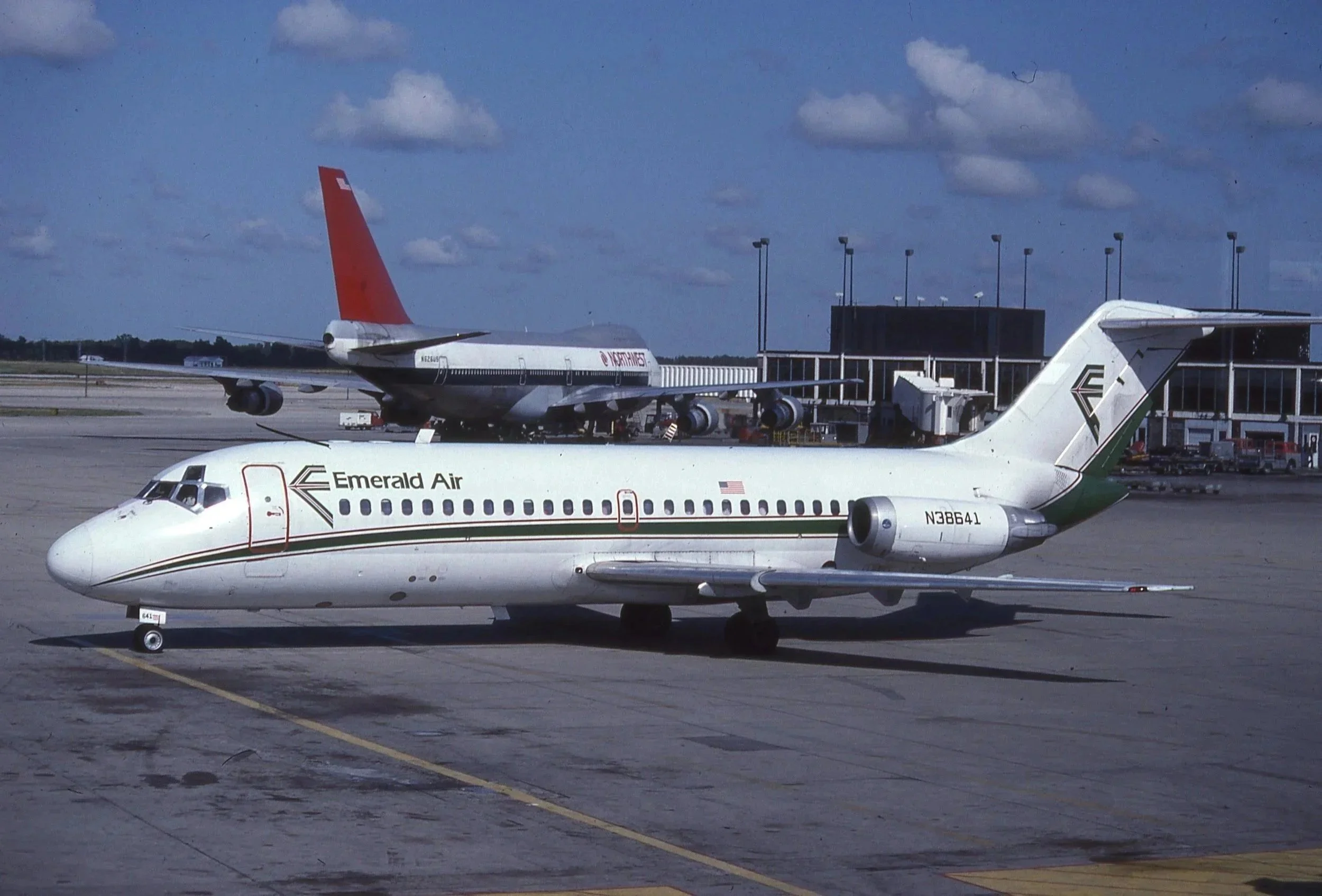 N38631 EMERALD AIR DC-9 ORD
