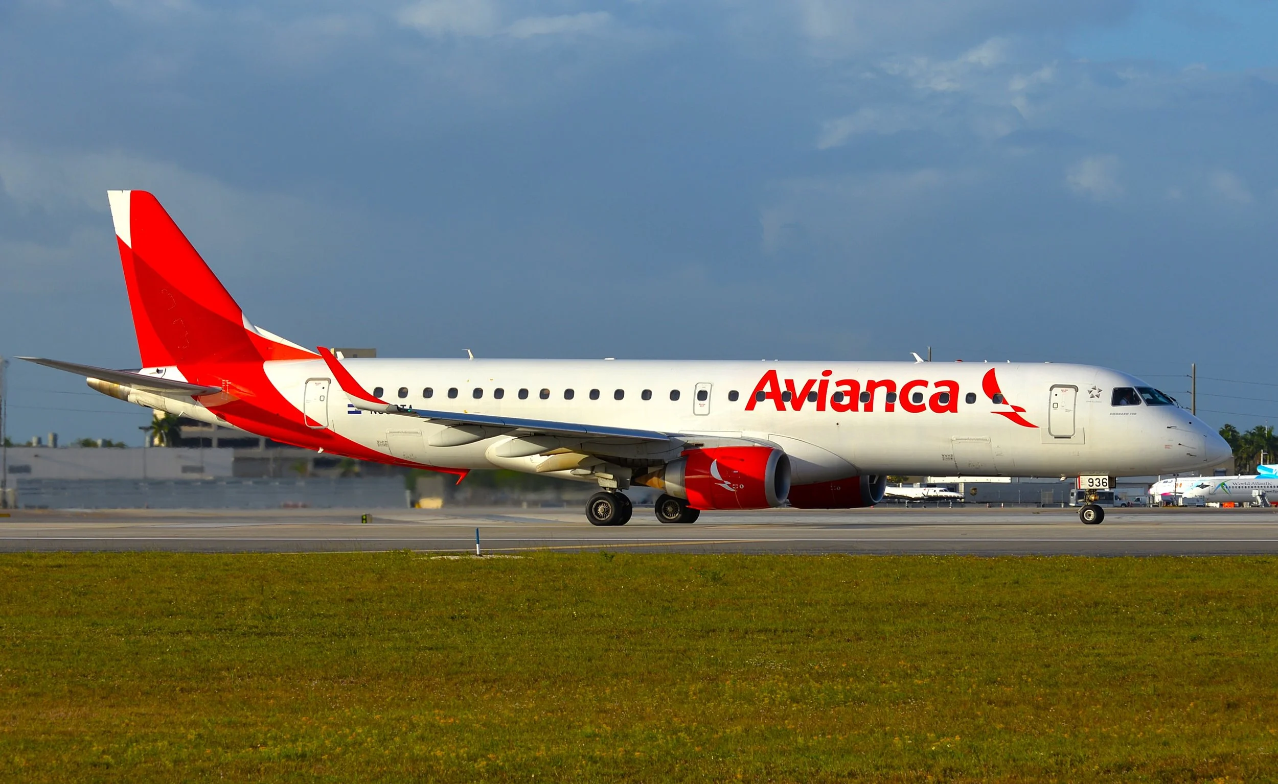N963TA EMB190 AVIANCA MIA