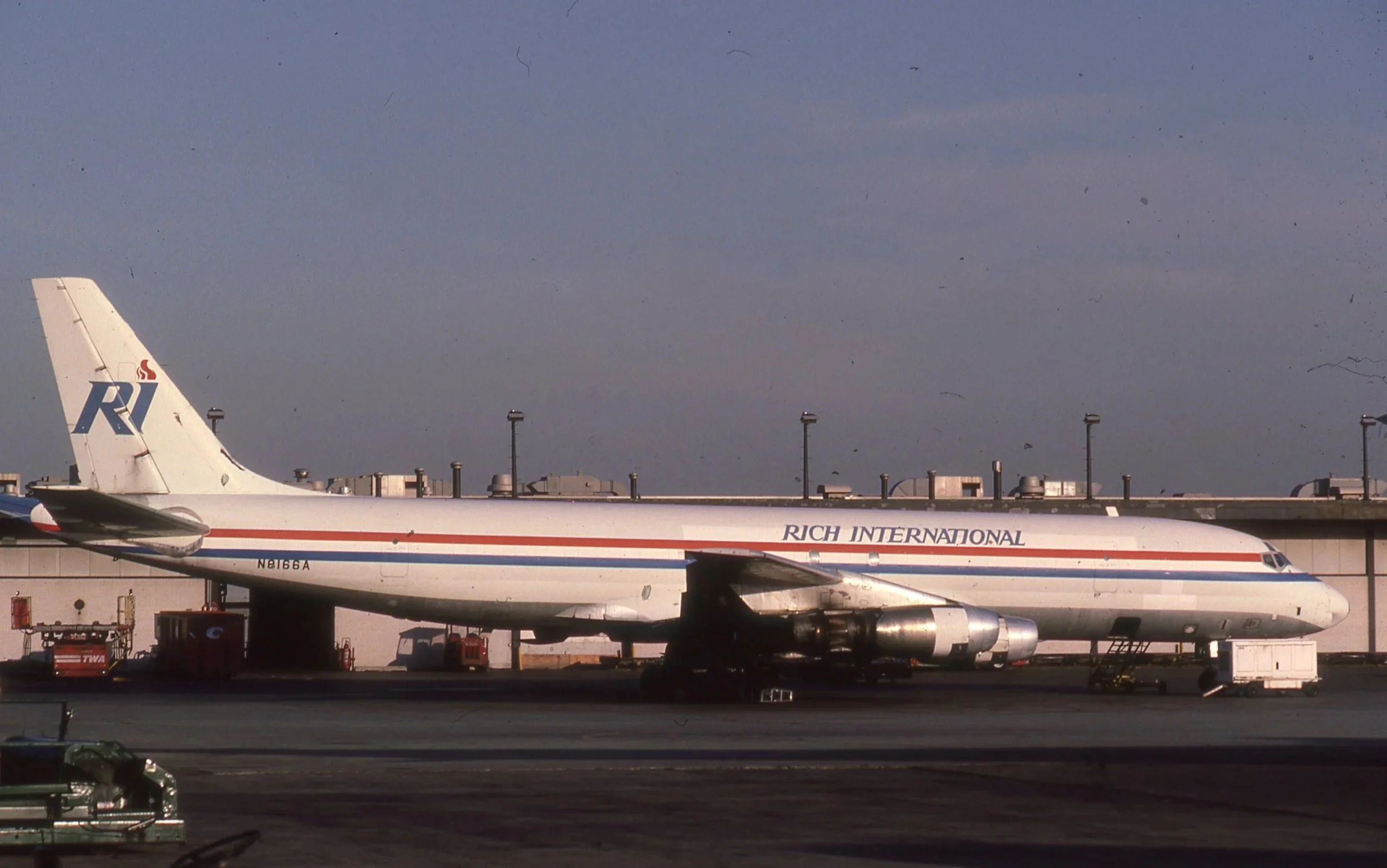 N916GA DC-8-30F RICH INTERNATIONAL TWA CARGO RAMP ORD