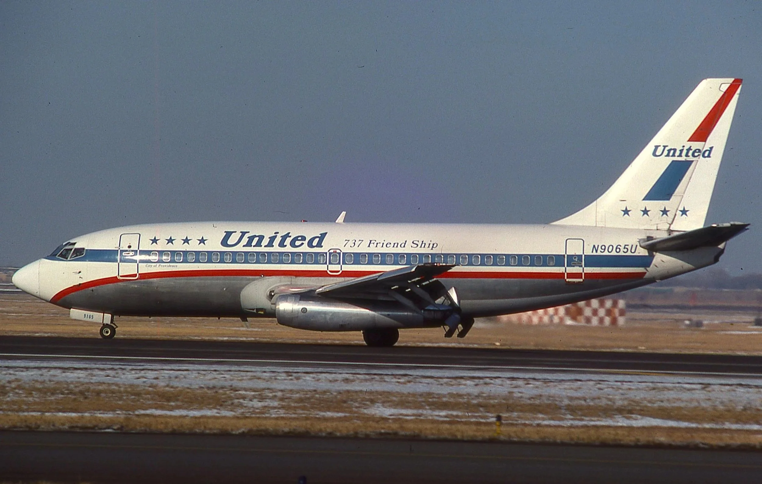 N9065U UNITED B737-200 STARS AND BARS 27L ORD