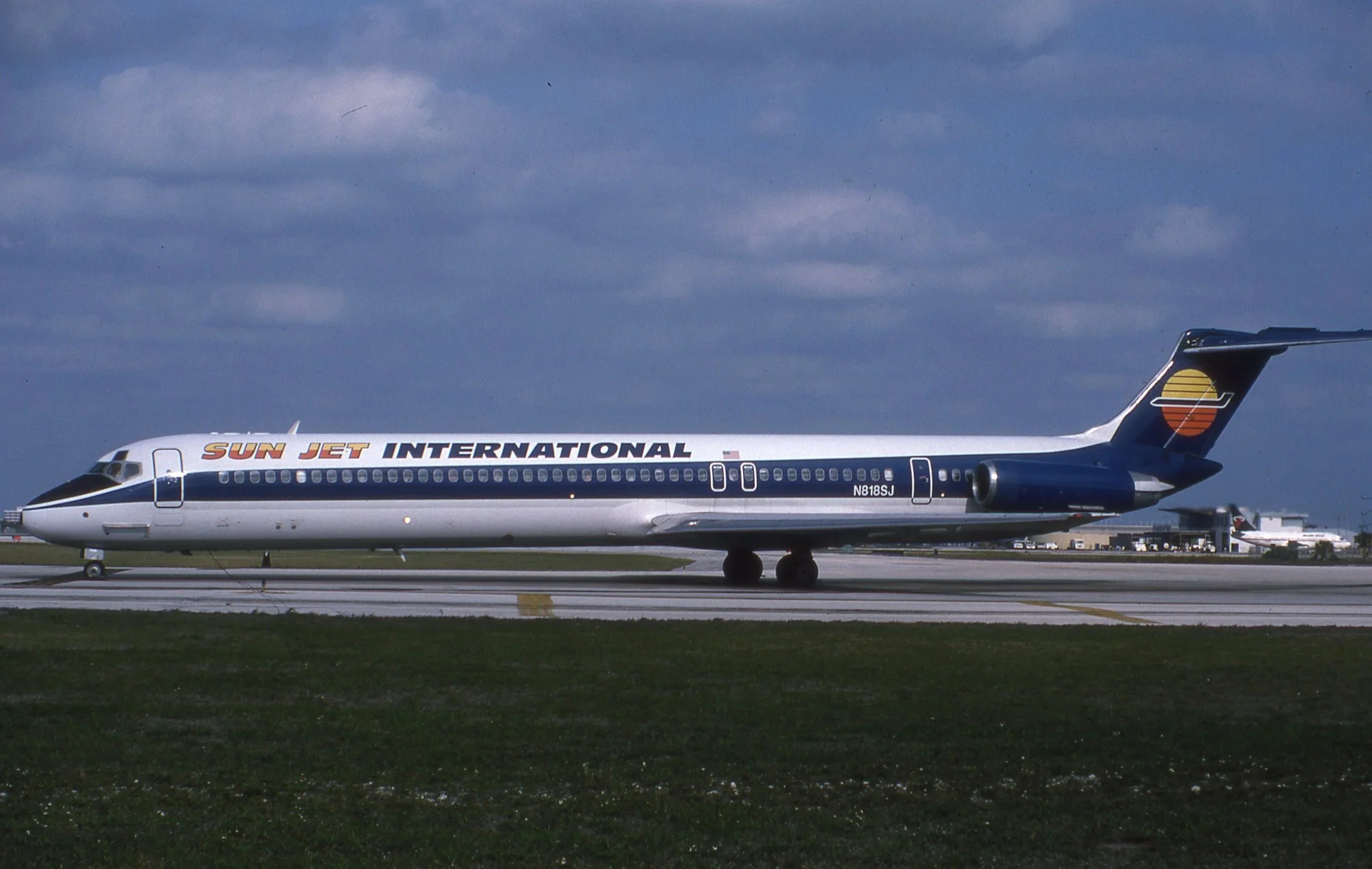 N818SJ MD-80 SUN JET INTERNATIONAL FLL