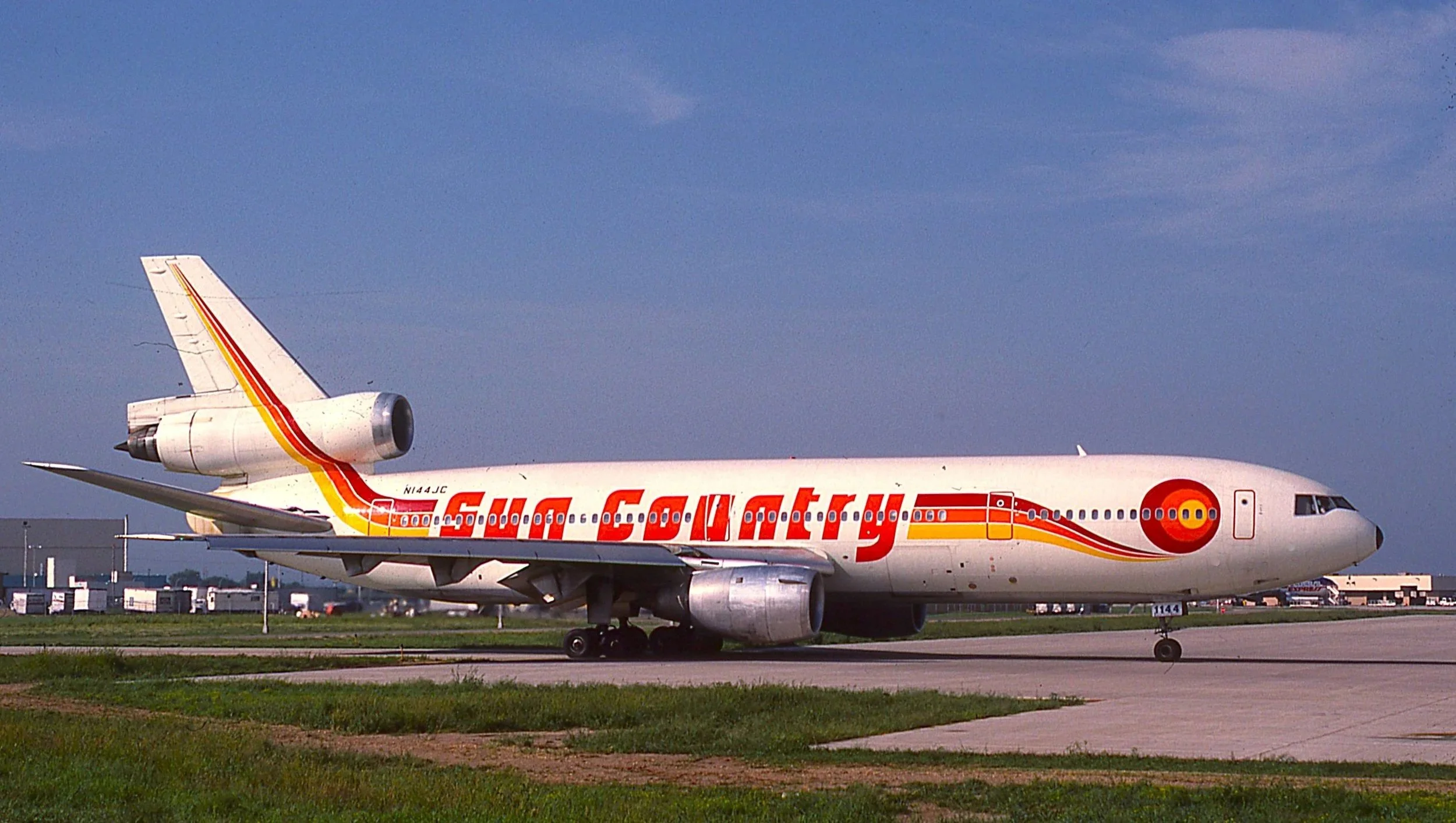 N144JC DC10-10 SUN COUNTRY MSP